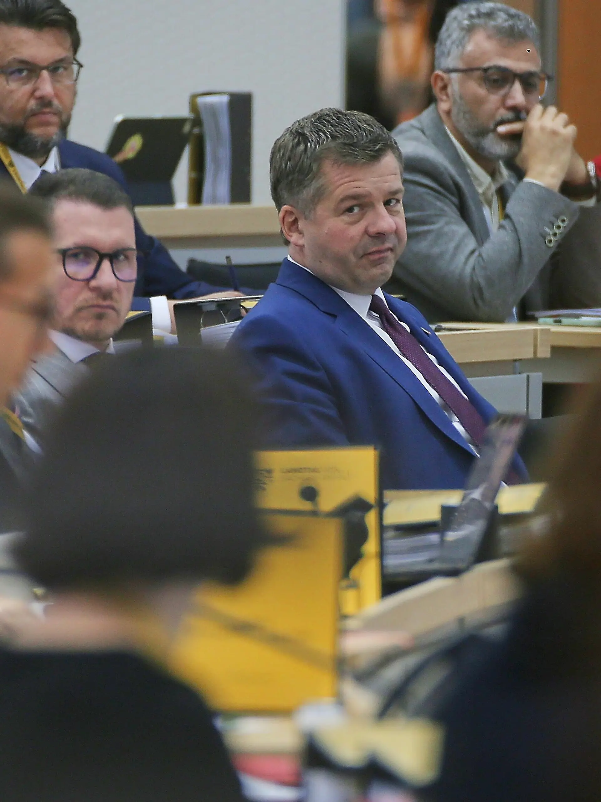 Magdeburg, Sachsen-Anhalt, Deutschland: Konstituierende Sitzung des Landtags: Sven Schulze, CDU, 2.v.r, schaut während der BSW-Abgeordnete John Lucas Dittrich (links unscharf) spricht