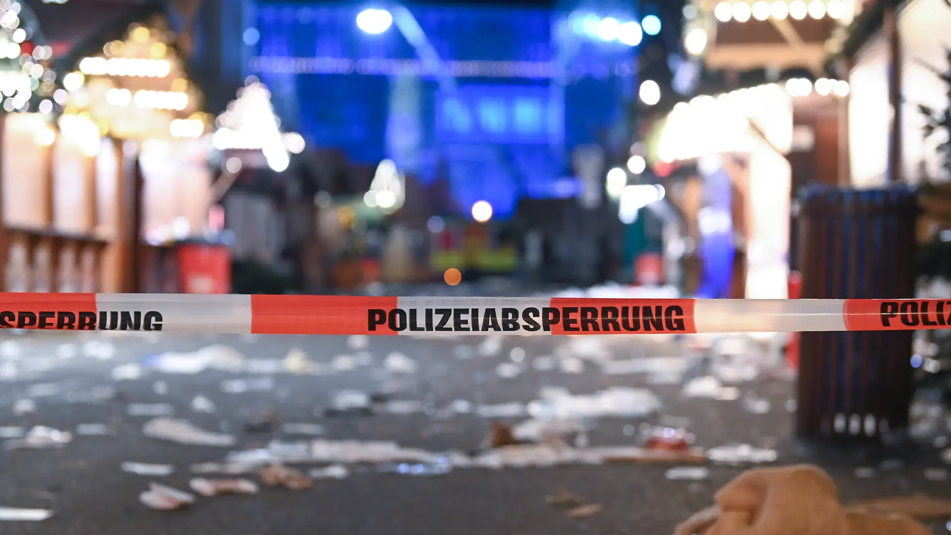 Ein Absperrband der Polizei auf dem verwüsteten Weihnachtsmarkt. Ein Auto ist auf einen Weihnachtsmarkt in Magdeburg gerast. Es gibt mehrere Tote und viele Verletzte.