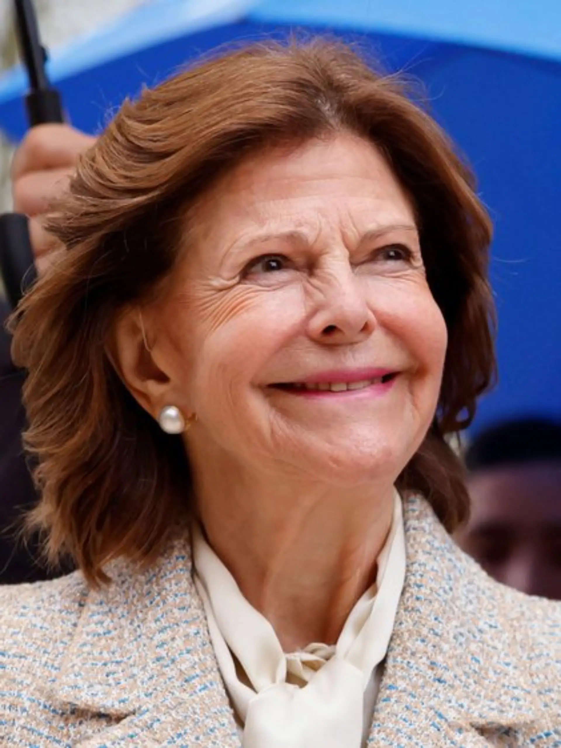 Trotz Regenwetter offensichtlich bestens gelaunt: Königin Silvia am 9. Oktober in Düsseldorf.