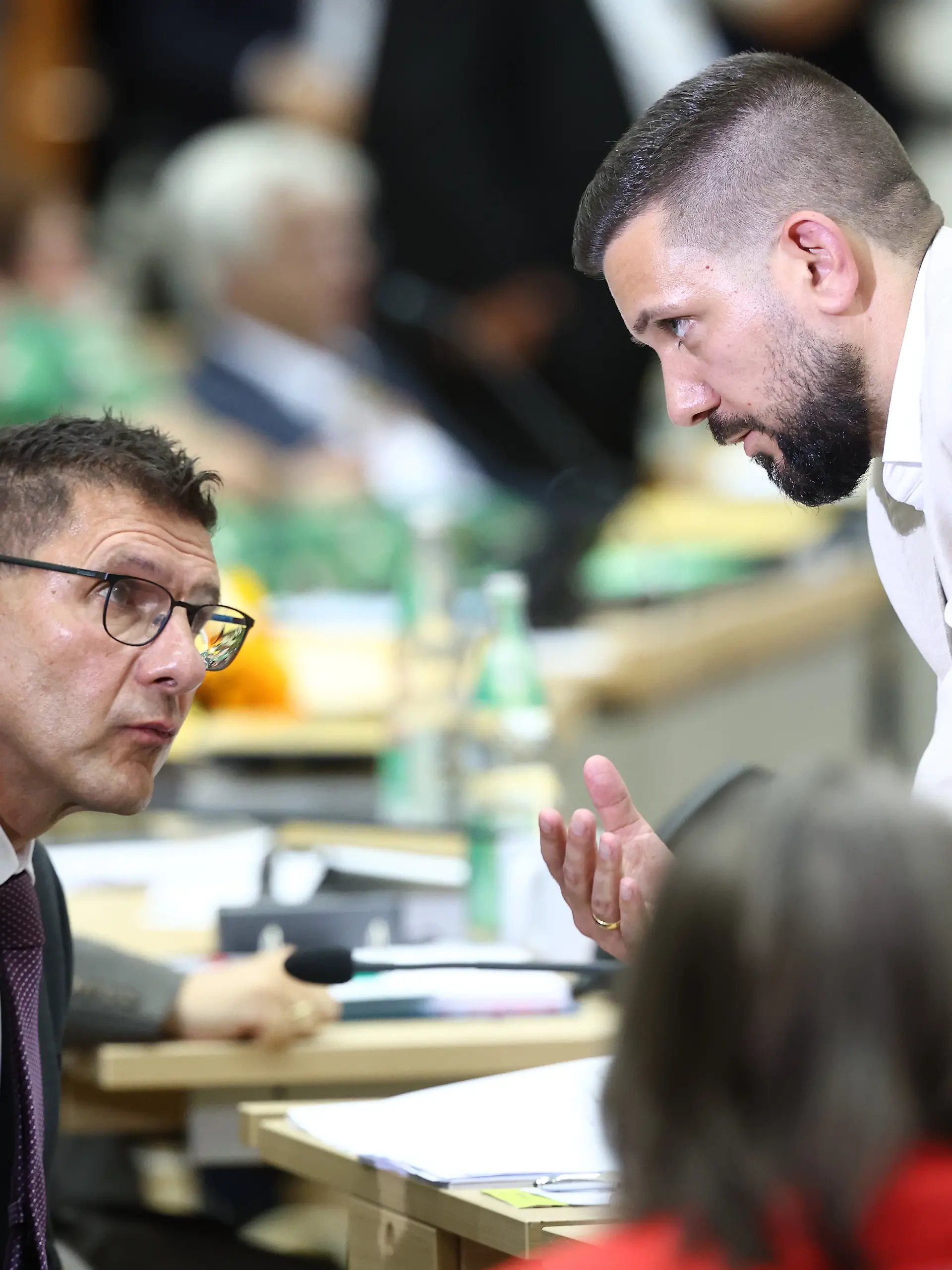 Thomas Schulze (l, BSW) spricht während der konstituierenden Sitzung des Landtags in Sachsen-Anhalt mit dem neu gewählten Landtagspräsidenten Tobias Rausch (l, AfD). +++ dpa-Bildfunk +++