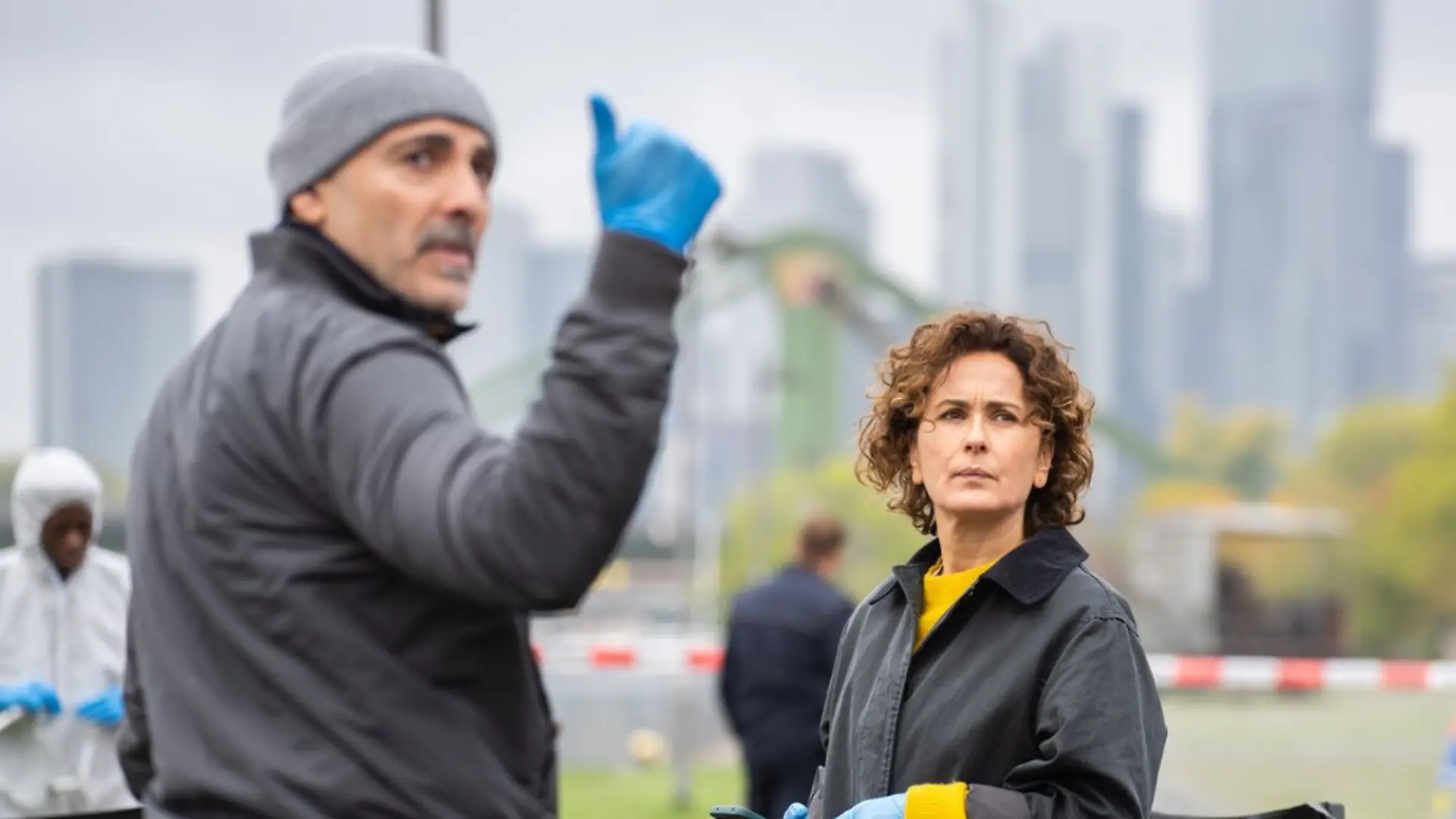 "Frankfurt Mord: Ein neues Leben": Nach einer kurzen Nacht trifft die leitende Ermittlerin Sarah Frankfurter (Marie-Lou Sellem, r.) am Tatort ein.