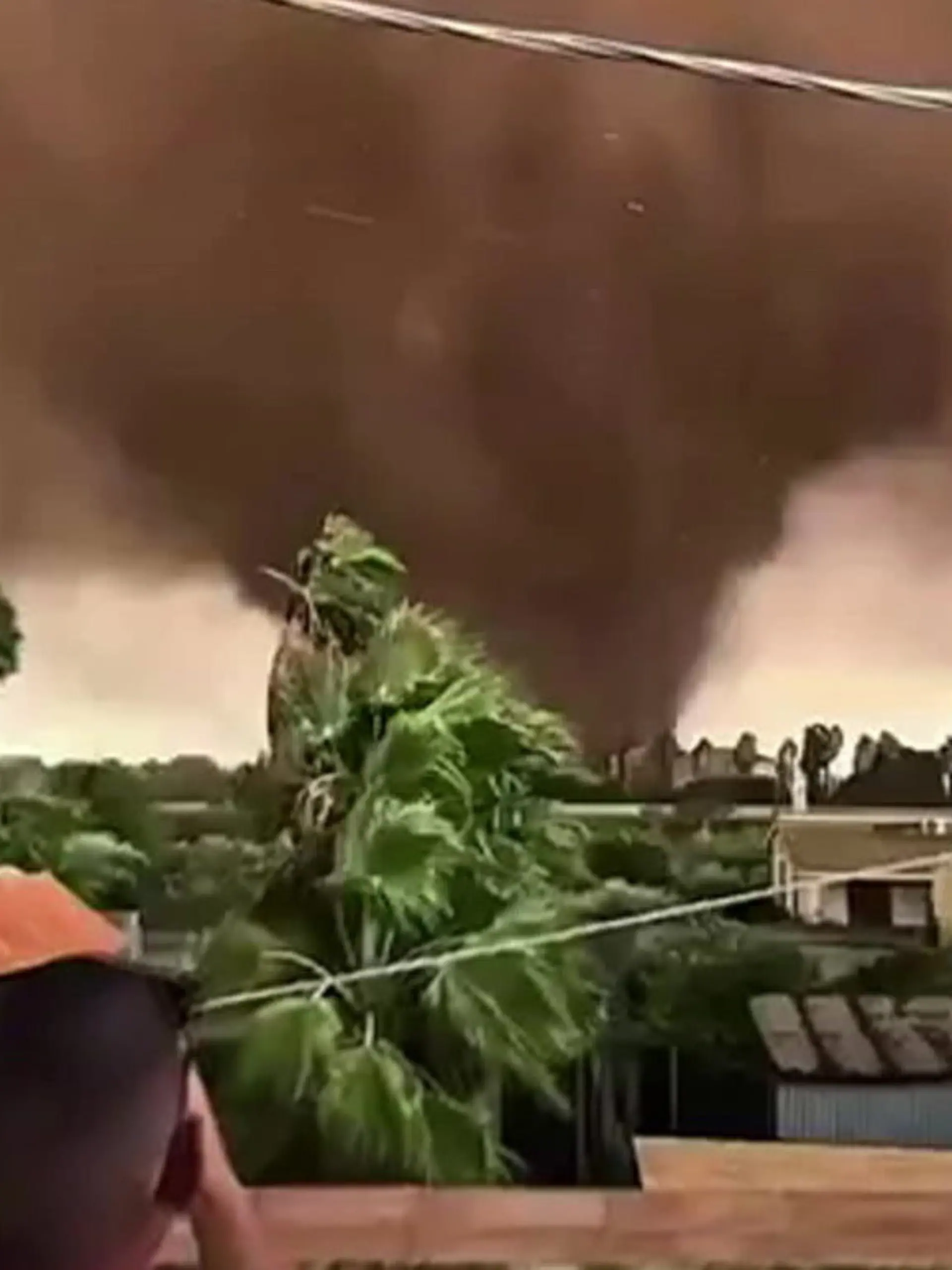 Bild zu: "XXL-Tornado verwüstet Sizilien – Autos fliegen meterweit!"