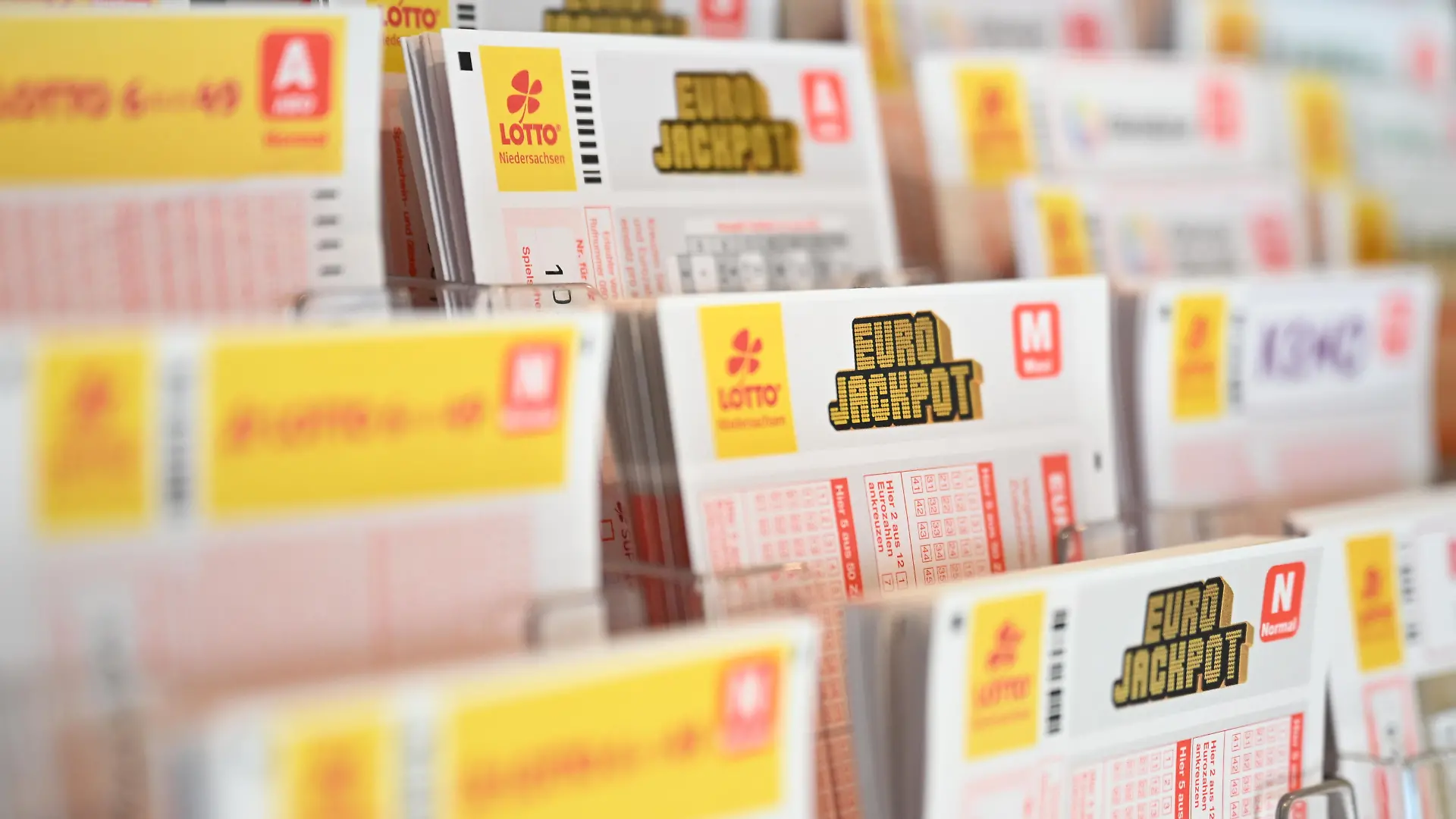 Was für ein Glück! Eine Frau aus Hessen hat beim Eurojackpot knapp 11,6 Millionen Euro gewonnen – und das mit einem Tipp, den sie erst 15 Minuten vor Annahmeschluss abgegeben hatte. (Symbolbild)