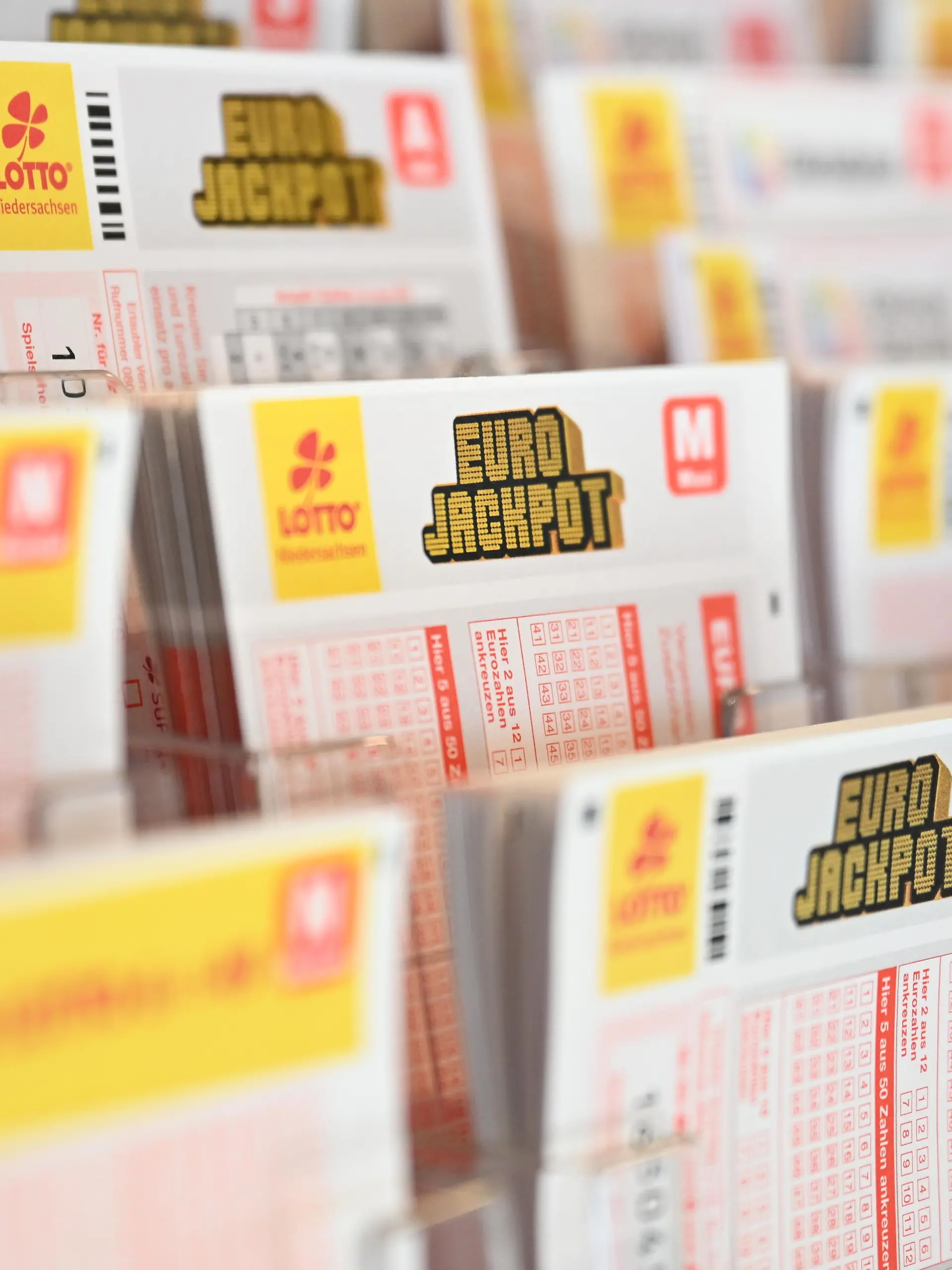 Was für ein Glück! Eine Frau aus Hessen hat beim Eurojackpot knapp 11,6 Millionen Euro gewonnen – und das mit einem Tipp, den sie erst 15 Minuten vor Annahmeschluss abgegeben hatte. (Symbolbild)