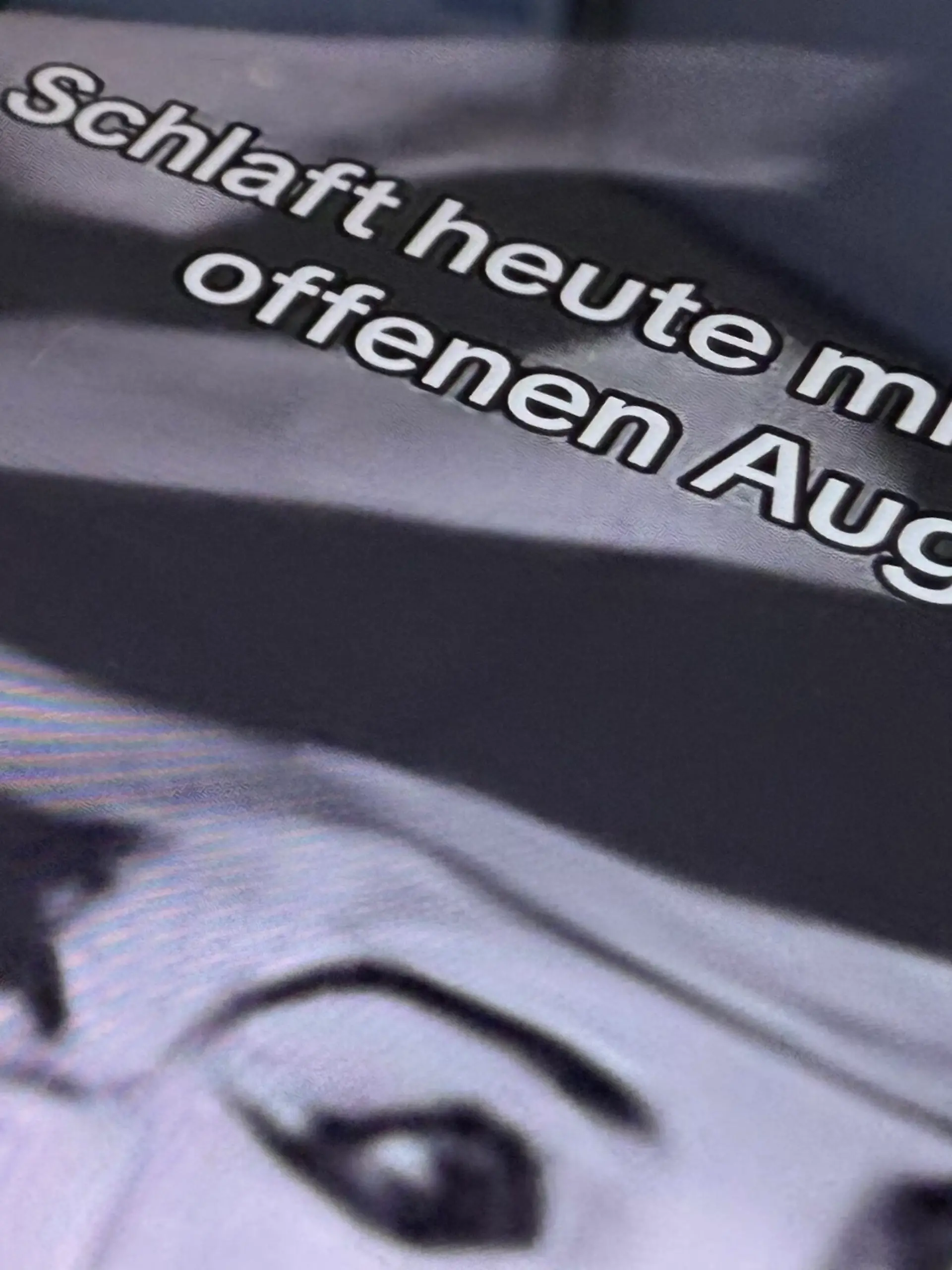 Auf einem Smartphone ist ein Ausschnitt eines "Cat in the Hat"-Videos zu sehen. Die Polizei in Hessen prüft Videos zu dem Internettrend. +++ dpa-Bildfunk +++