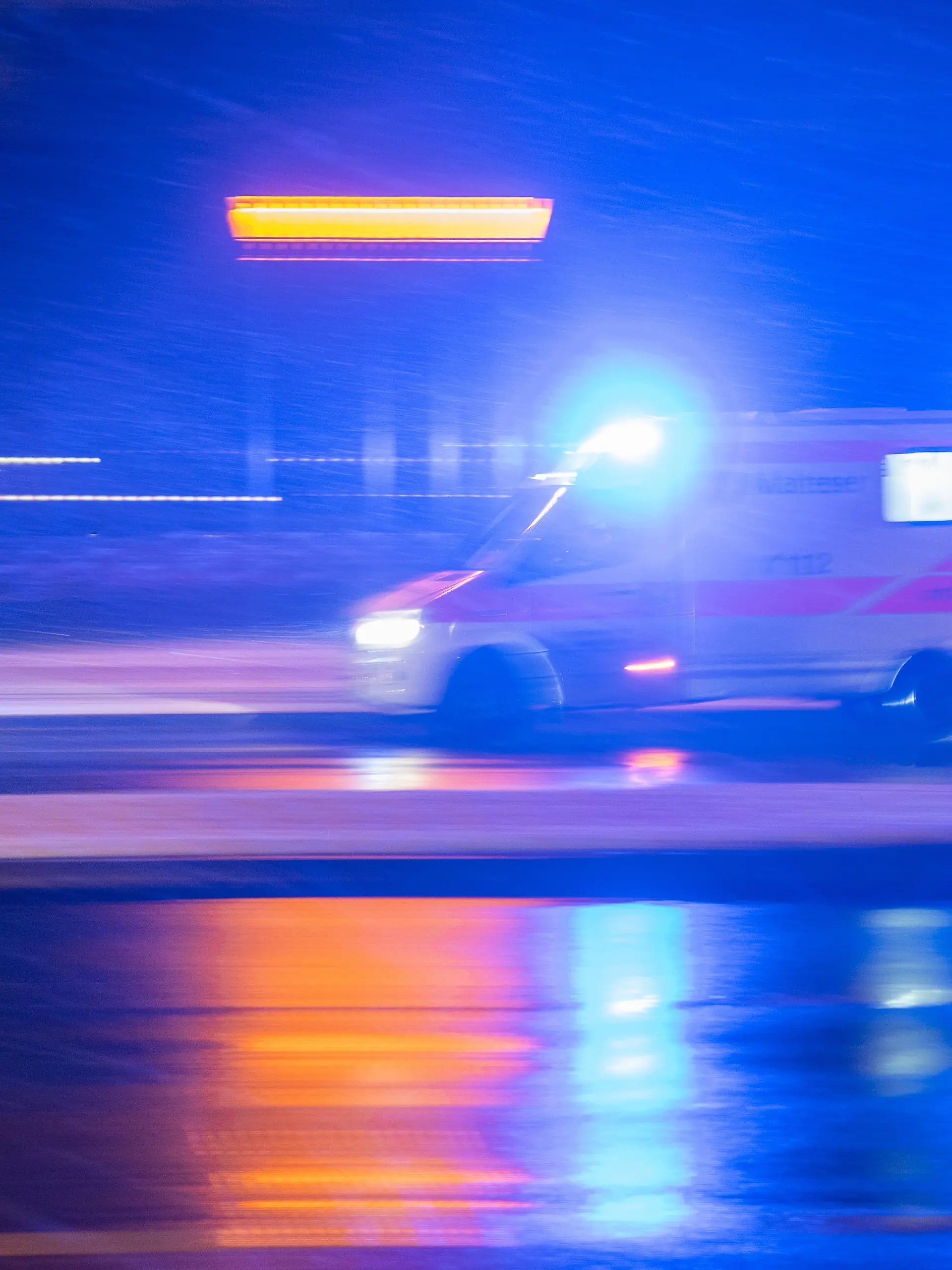 Heftiger Zusammenstoß auf der A1 bei Bakum: Ein Auto kollidiert mitten in der Nacht mit einem Sattelzug. (Symbolbild)