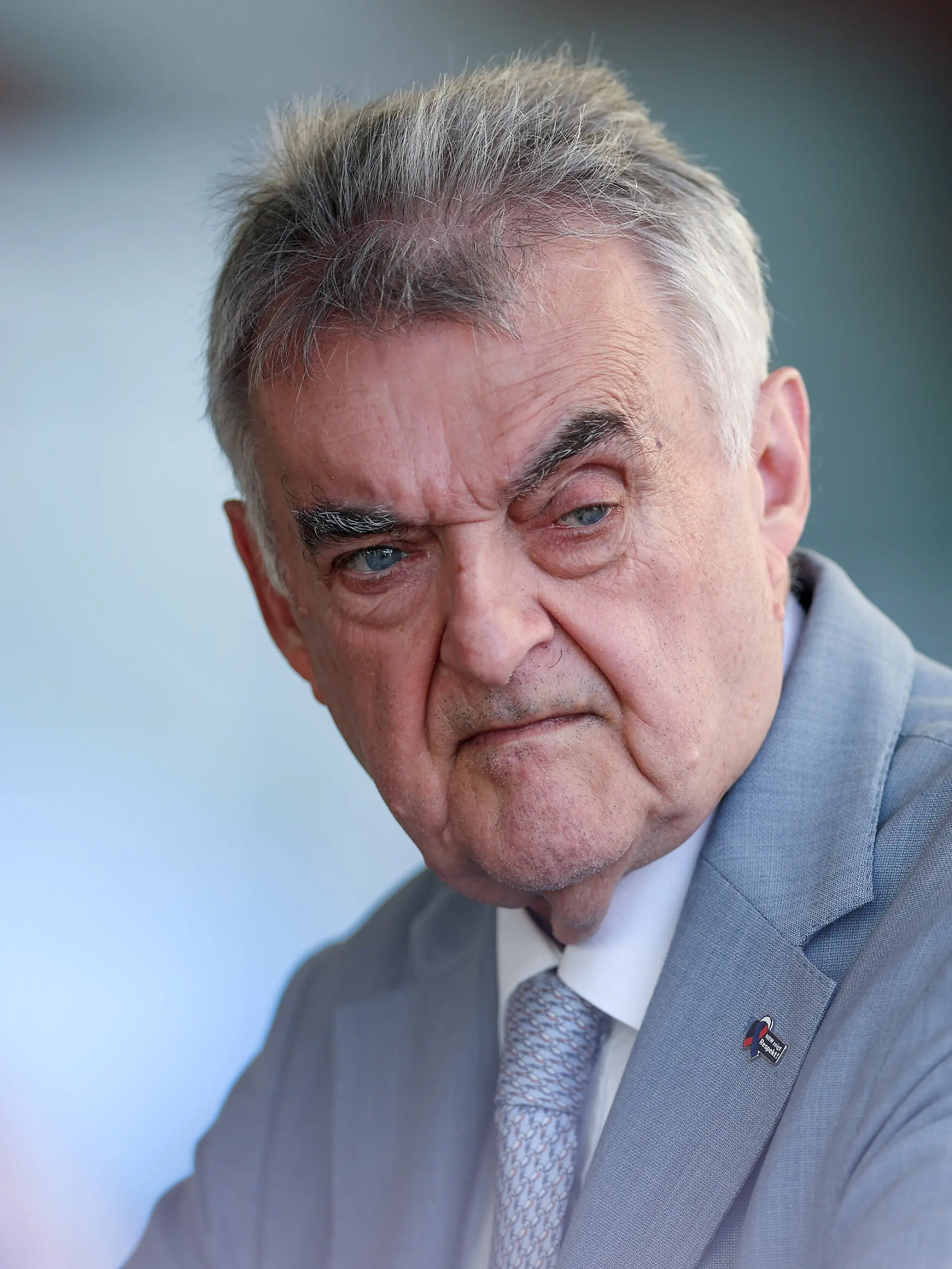 Nach seinem Sturz im Polizeipräsidium Wuppertal musste NRW-Innenminister Herbert Reul (74) an der Hüfte operiert werden. Jetzt meldet er sich selbst aus dem Krankenhaus zu Wort. (Archivbild)