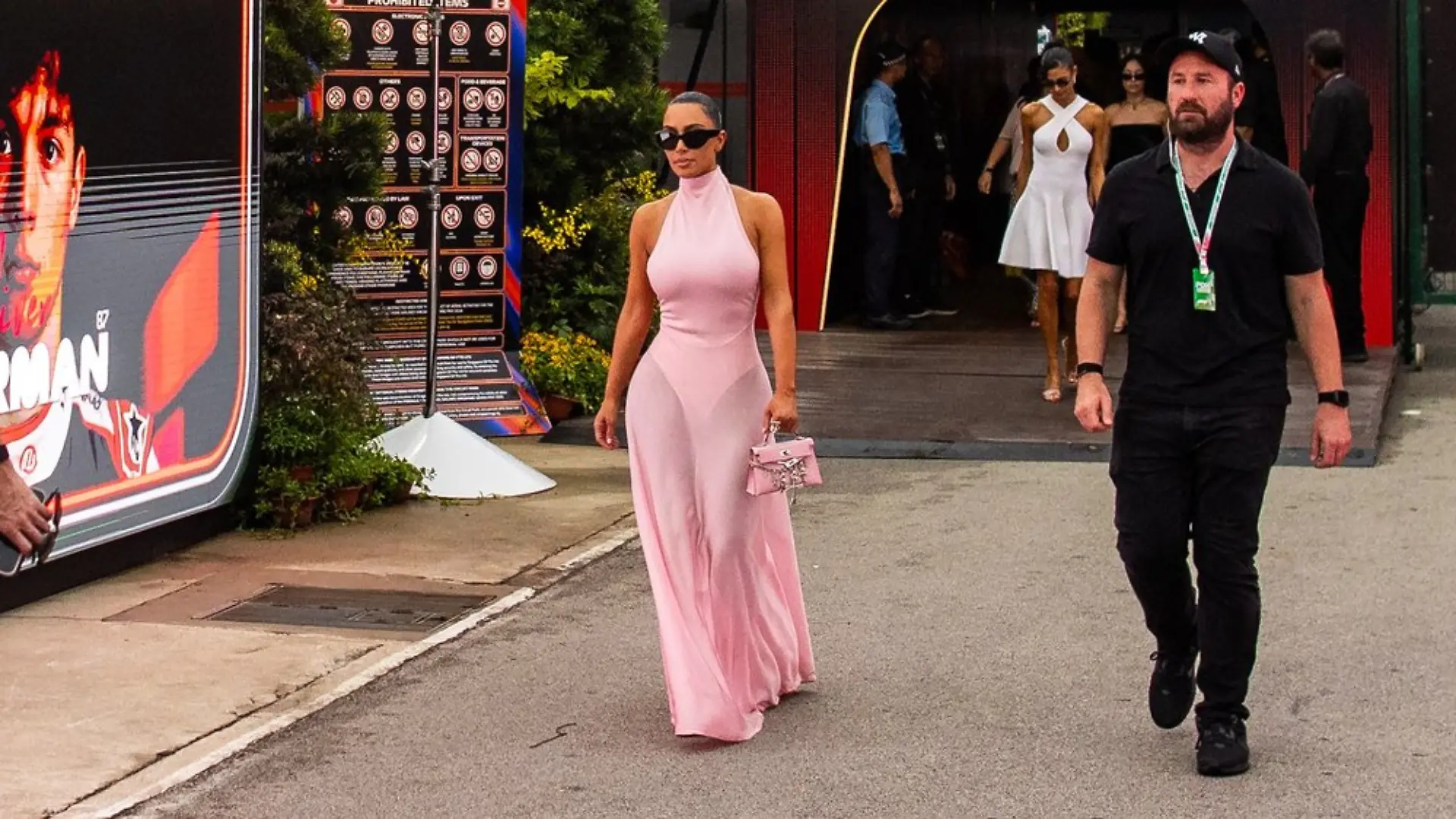 Kim Kardashian spaziert im Rahmen des Formel-1-Grand-Prix von Singapur durch das Fahrerlager.