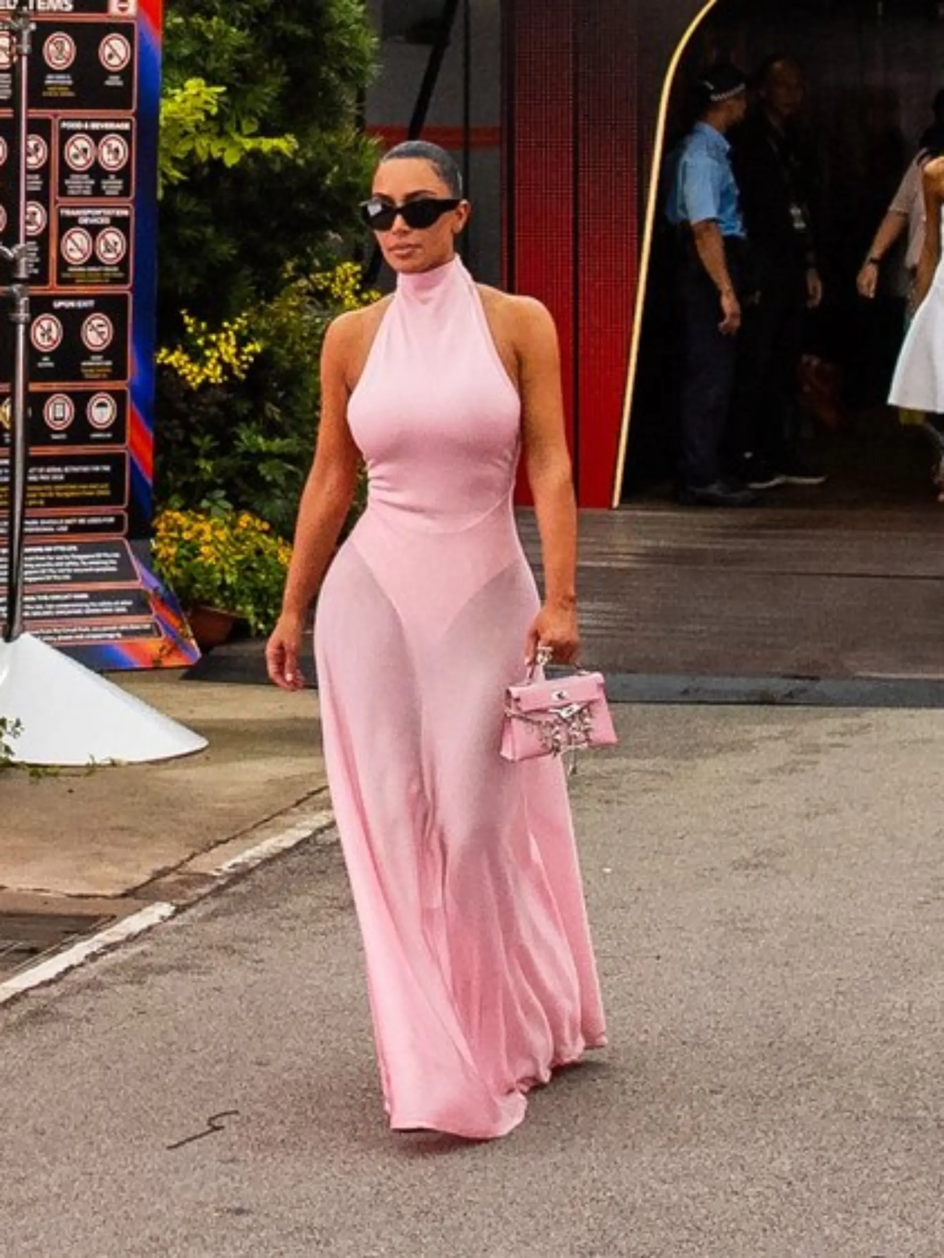 Kim Kardashian spaziert im Rahmen des Formel-1-Grand-Prix von Singapur durch das Fahrerlager.