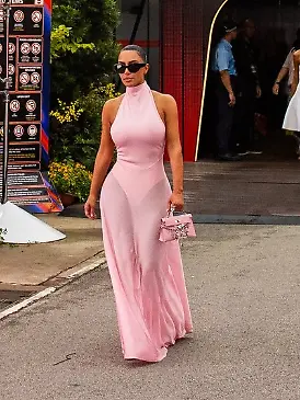 Kim Kardashian spaziert im Rahmen des Formel-1-Grand-Prix von Singapur durch das Fahrerlager.