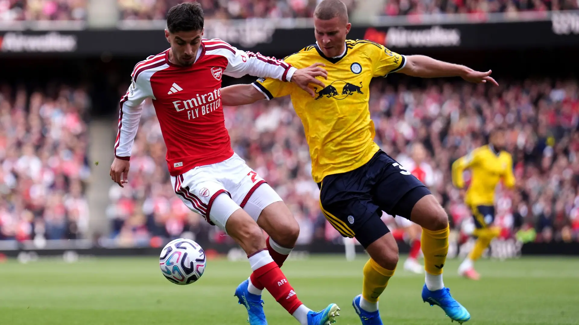 Arsenals Kai Havertz (l) im Zweikampf mit Nico Elvedi von Leeds United.