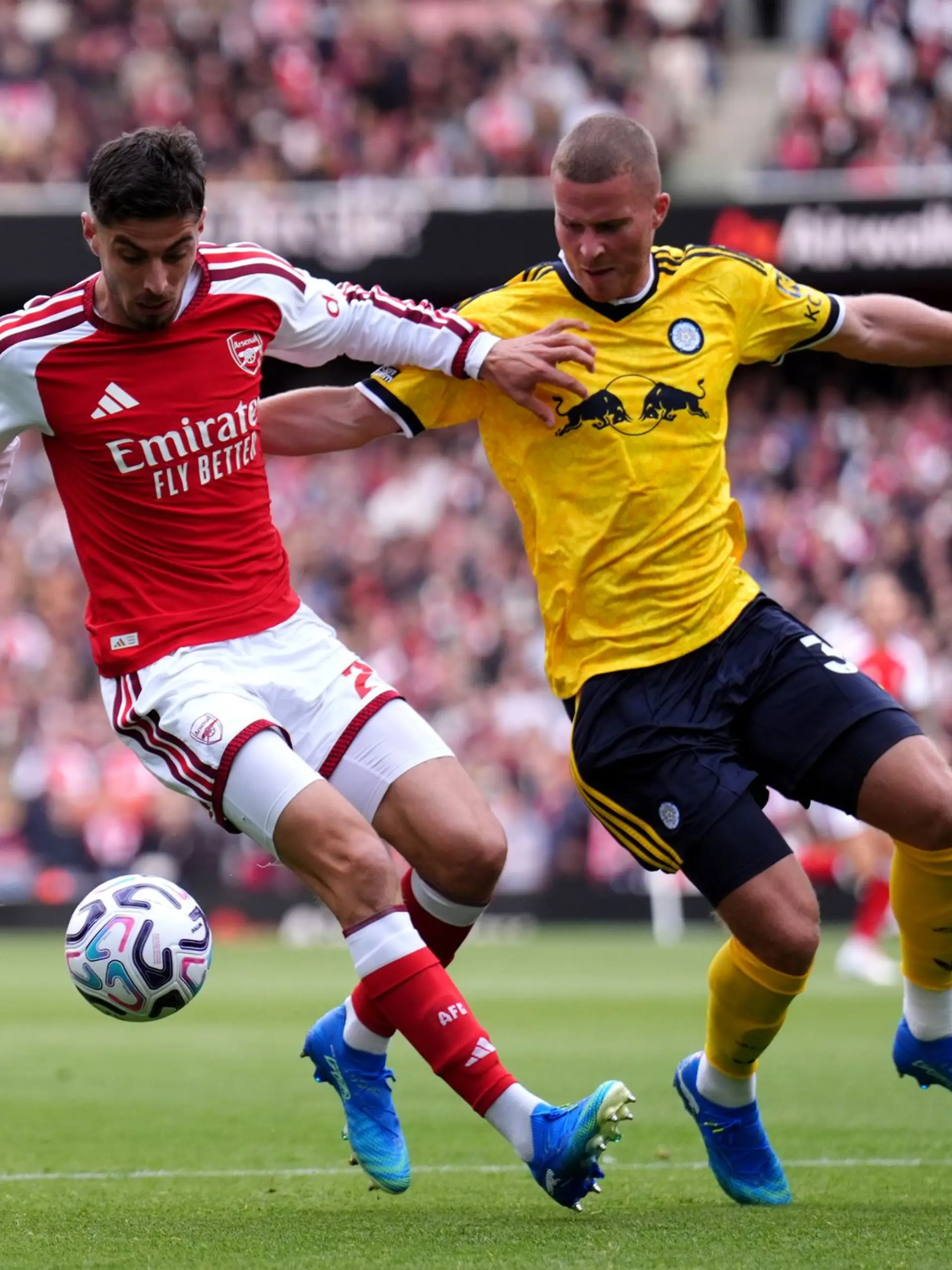 Bild zu: "FC Arsenal dreht Spiel gegen Leeds United"