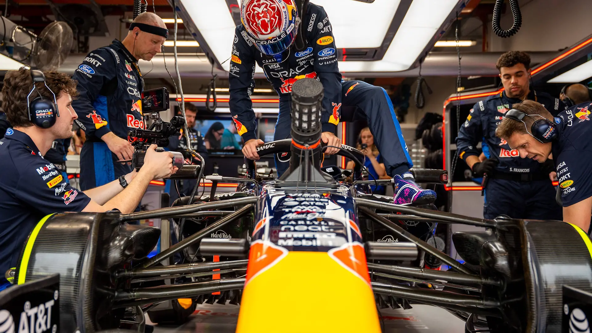 October 10, 2026, Singapore, Singapore: Max Verstappen NLD Oracle Red Bull Racing in the garage before the sprint of the Formula 1 Singapore Grand Prix 2026 at the Marina Bay Street Circuit. F1 2026: Sprint Race Singapore Grand Prix In Singapore, Singapore - 10 Oct 2026 PUBLICATIONxINxGERxSUIxAUTxONLY - ZUMAs197 20261010_aaa_s197_016 Copyright: xLucaxMartinix