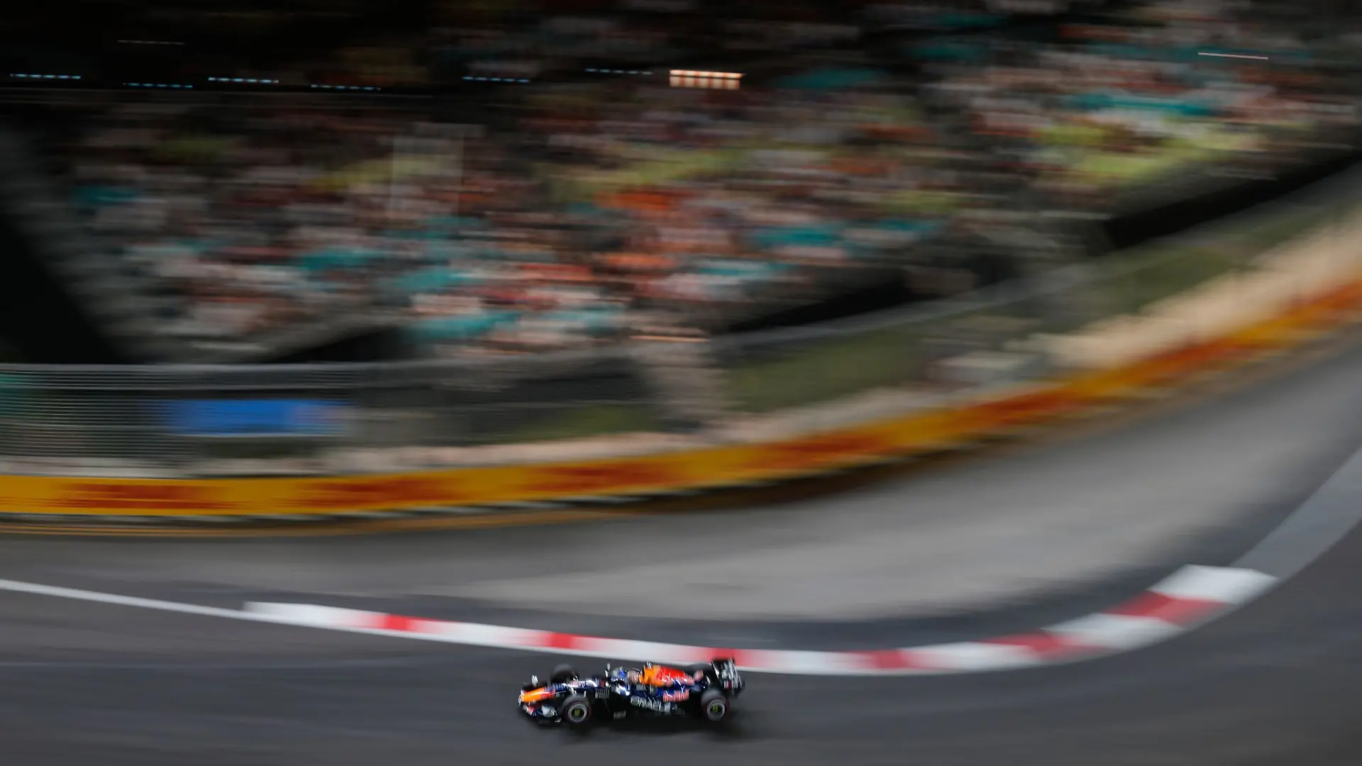 Max Verstappen rast in Singapur zur Pole.
