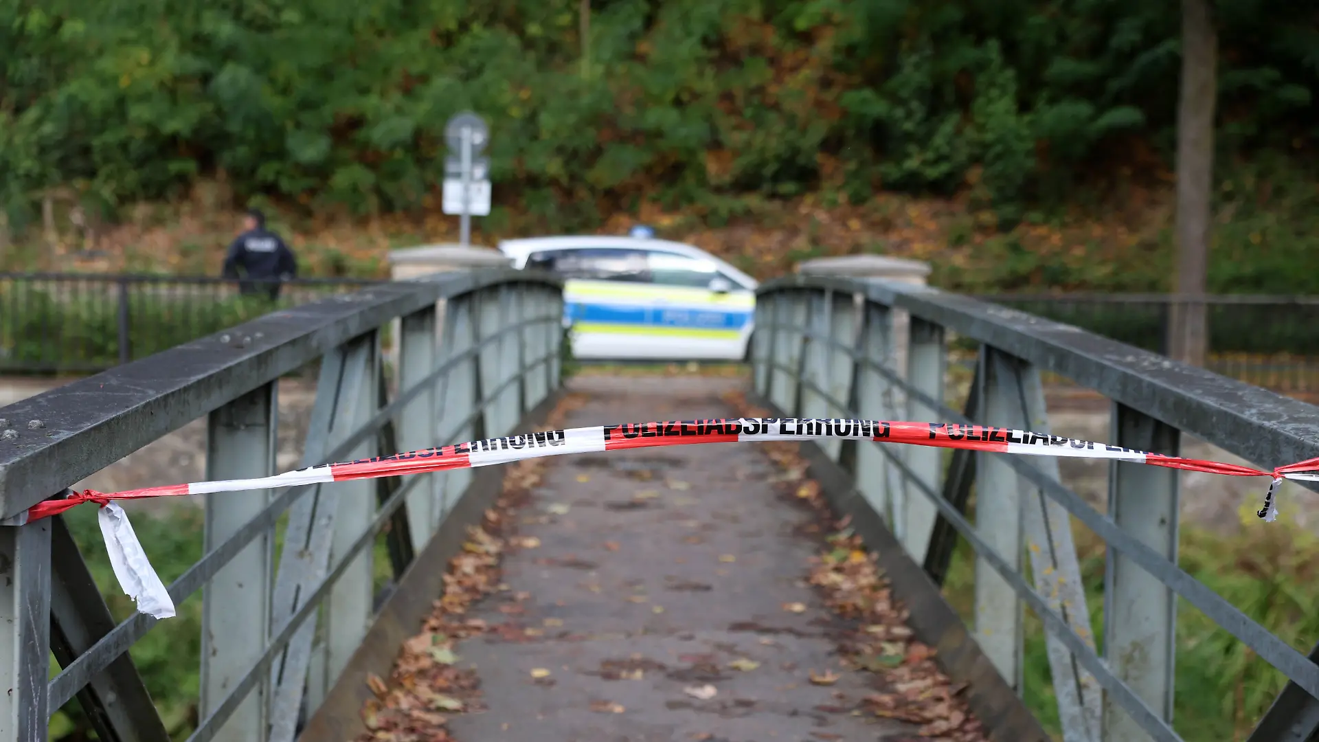 Bei diesem Fußgängerweg in Osterode am Harz wurde in der Nacht auf Samstag ein 37-jähriger Mann tot gefunden. 
