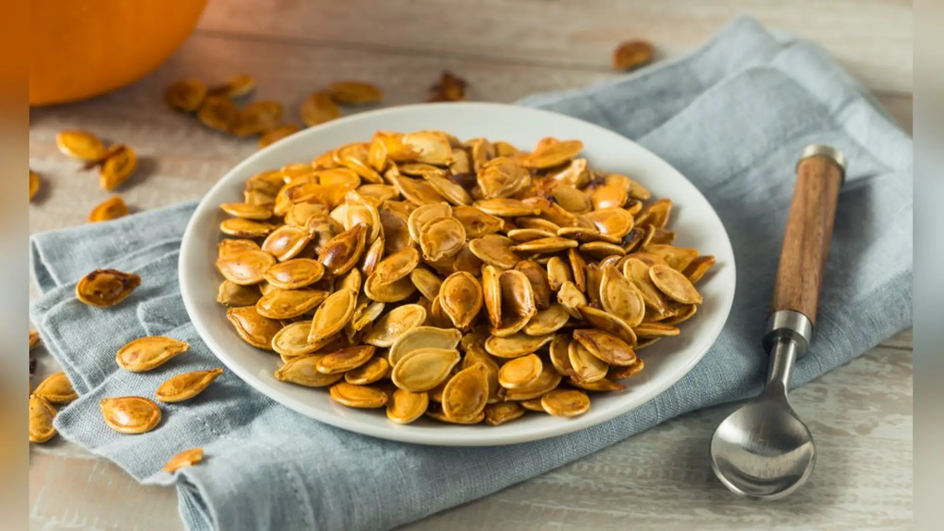 Kürbiskerne lieber nicht wegwerfen: Sie machen sich bestens als gesunder und leckerer Snack.