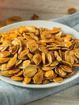 Kürbiskerne lieber nicht wegwerfen: Sie machen sich bestens als gesunder und leckerer Snack.