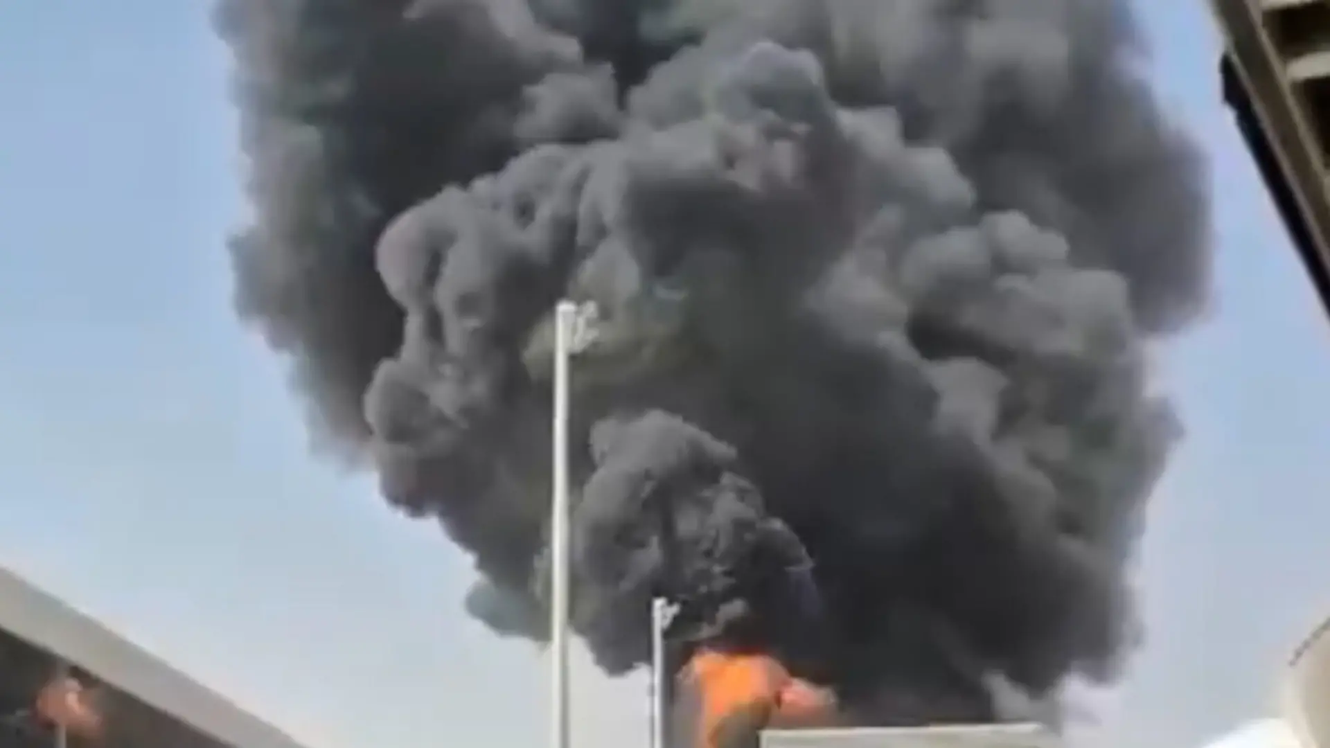 Dieses Bild aus einem Video, das von AP beschafft und überprüft wurde, zeigt dichten schwarzen Rauch und Flammen, die bei einem Brand am King-Khalid-Flughafen in Riad aufsteigen. +++ dpa-Bildfunk +++