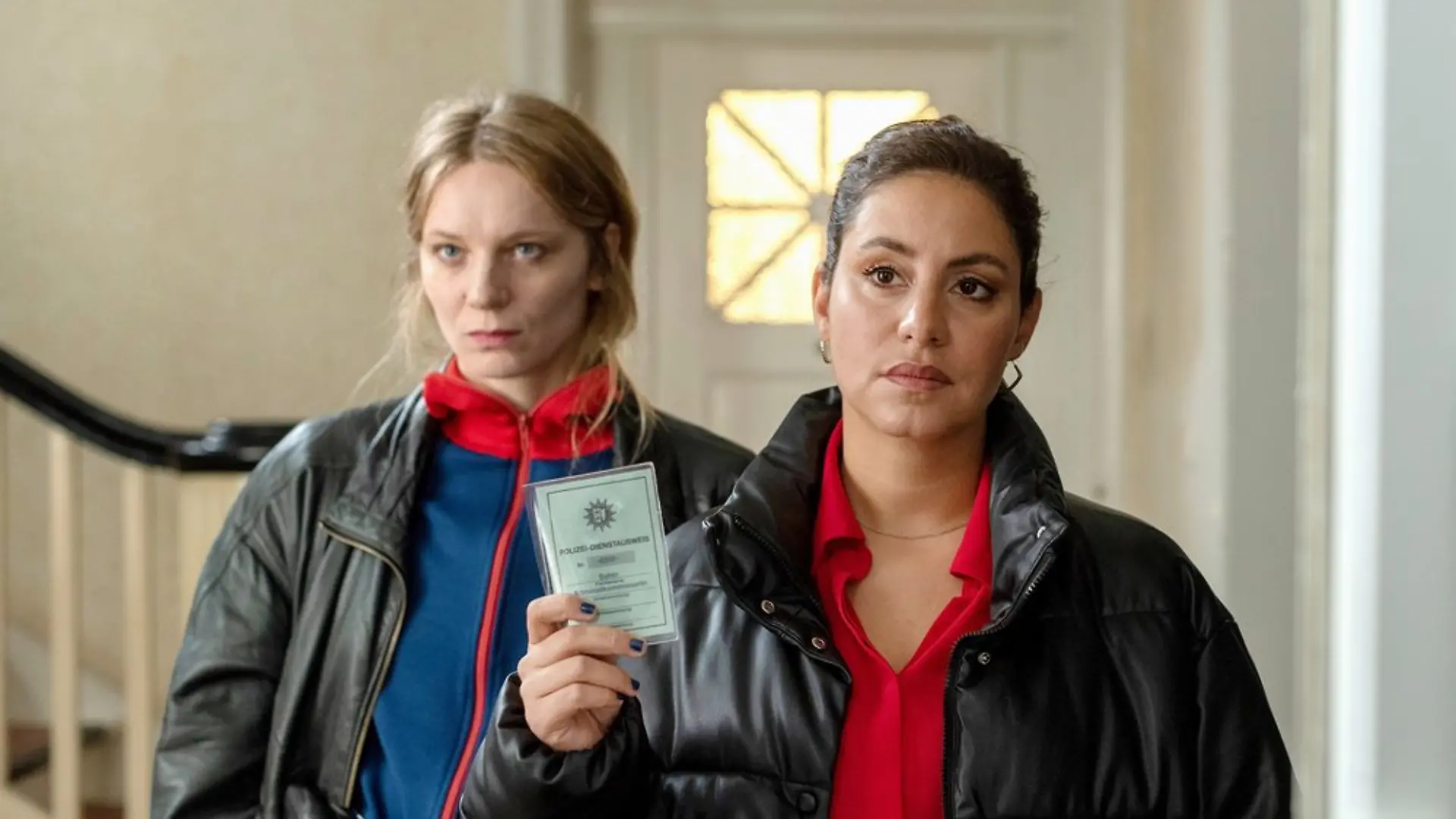 "Tatort: Unter Freunden": Mila Sahin (Almila Bagriacik, v.) und ihre neue Kollegin Anna Nowak (Lilith Stangenberg).