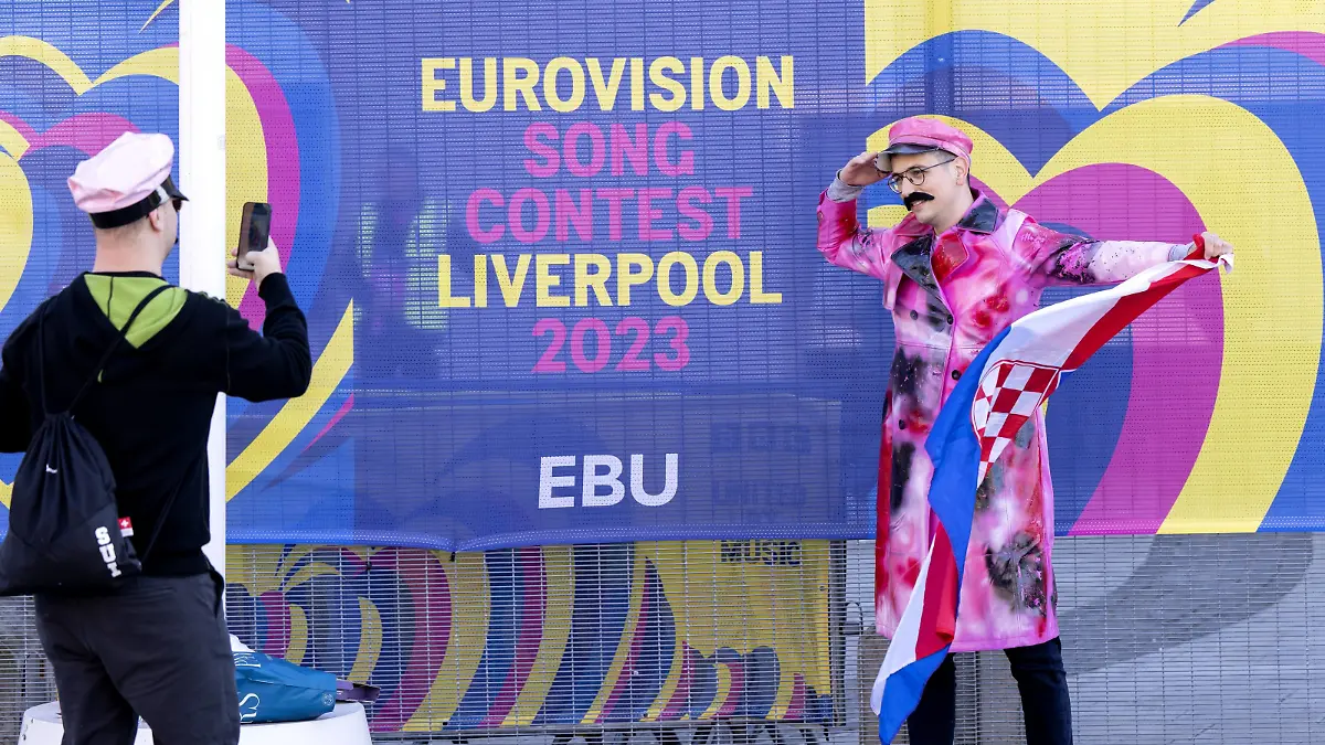 LIVERPOOL - Song Contest fans at the Liverpool Arena ahead of the first semifinal of the Eurovision Song Contest. The duo Mia Nicolai and Dion Cooper represents the Netherlands with the song Burning Daylight. ANP SANDER KONING netherlands out - belgium out PUBLICATIONxINxGERxSUIxAUTxONLY Copyright: xx x468879743x originalFilename: 468879743.jpg