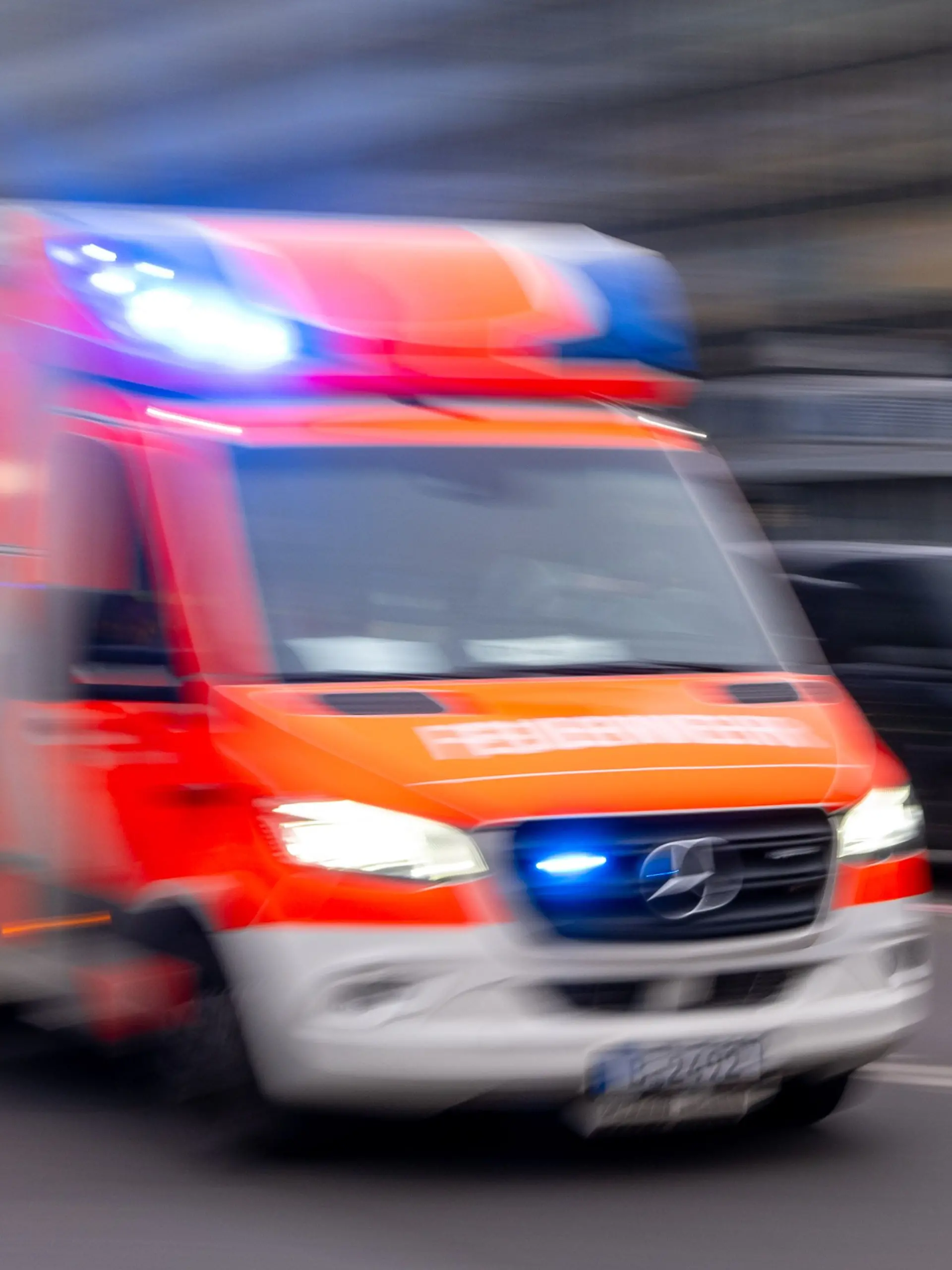 Für die 21-jährige Kletterin kommt jede Hilfe zu spät. Nach ihrem 15-Meter-Sturz in einem Steinbruch in Warstein können Rettungskräfte ihr Leben nicht mehr retten. (Symbolbild)