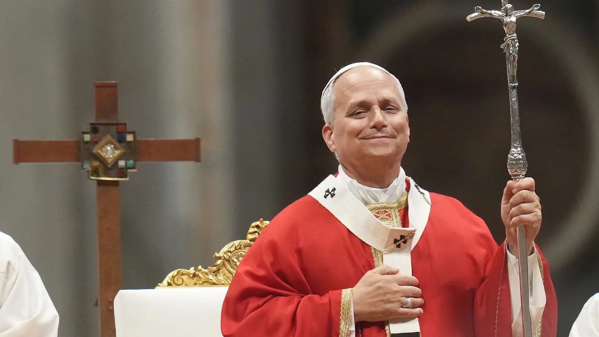 Der Papst muss operiert werden.