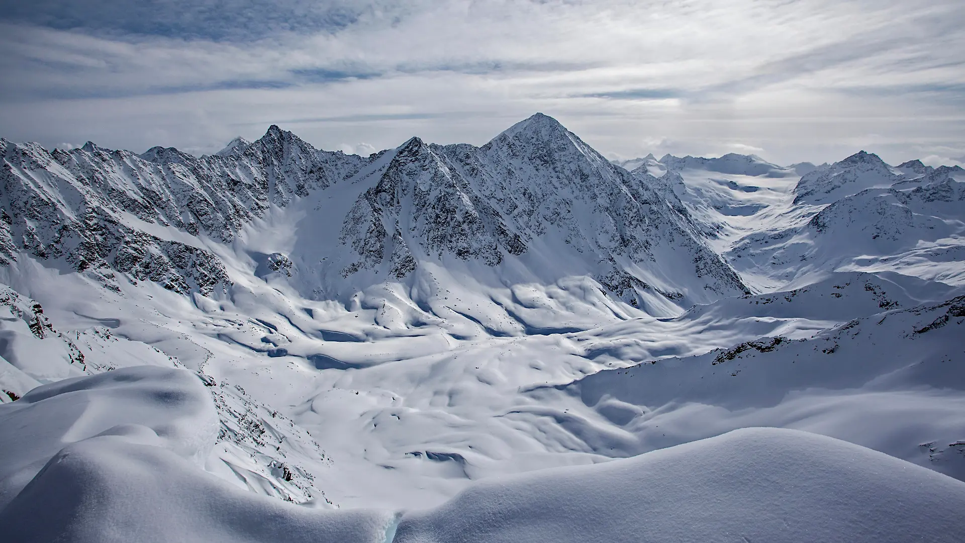 Am 3.497 Meter hohen Schrankogel in Tirol geraten zwei deutsche Bergsteiger (18) in Not. Erst nach einer eisigen Nacht können sie gerettet werden.