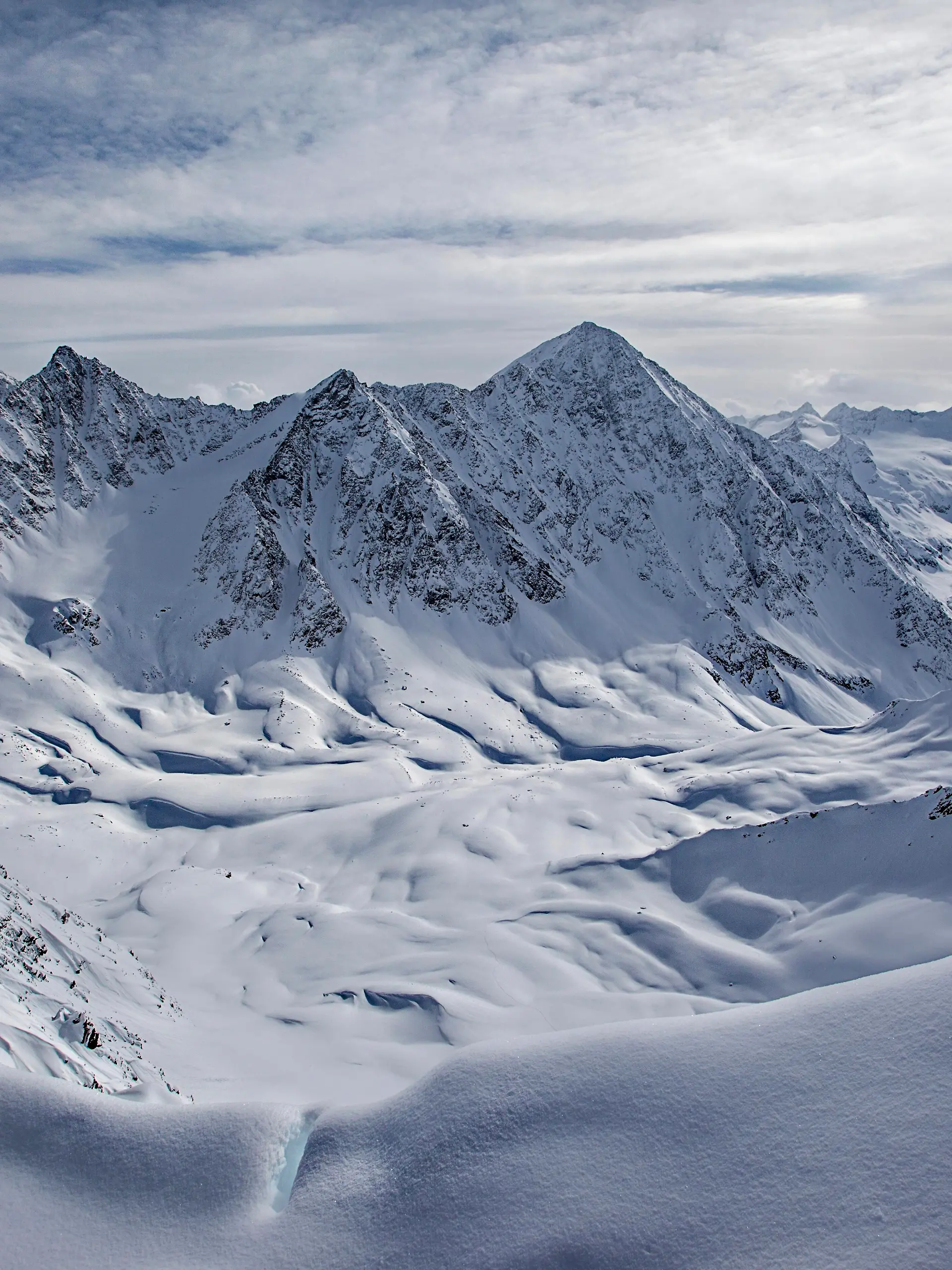 Am 3.497 Meter hohen Schrankogel in Tirol geraten zwei deutsche Bergsteiger (18) in Not. Erst nach einer eisigen Nacht können sie gerettet werden.
