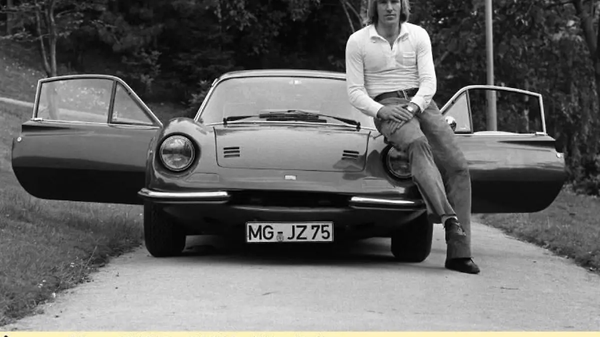 Bildnummer: 01074995  Datum: 06.07.1971  Copyright: imago/Sven SimonGünter Netzer (Gladbach) auf seinem Ferrari Dino 246 GT - Der Mann hat eben Stil ...; Günther, Vneg, Vsw, quer, Kleidung, Outfit, privat, Auto, Automobil, PKW, Fahrzeug, Luxus, luxuriös, Wohlstand, Lebemann Saison 1971/1972, Borussia Mönchengladbach, Shooting, Fotoshooting, Fototermin Mönchengladbach Fußball 1. BL Herren Mannschaft Deutschland Totale Privatbild Personen Objekte