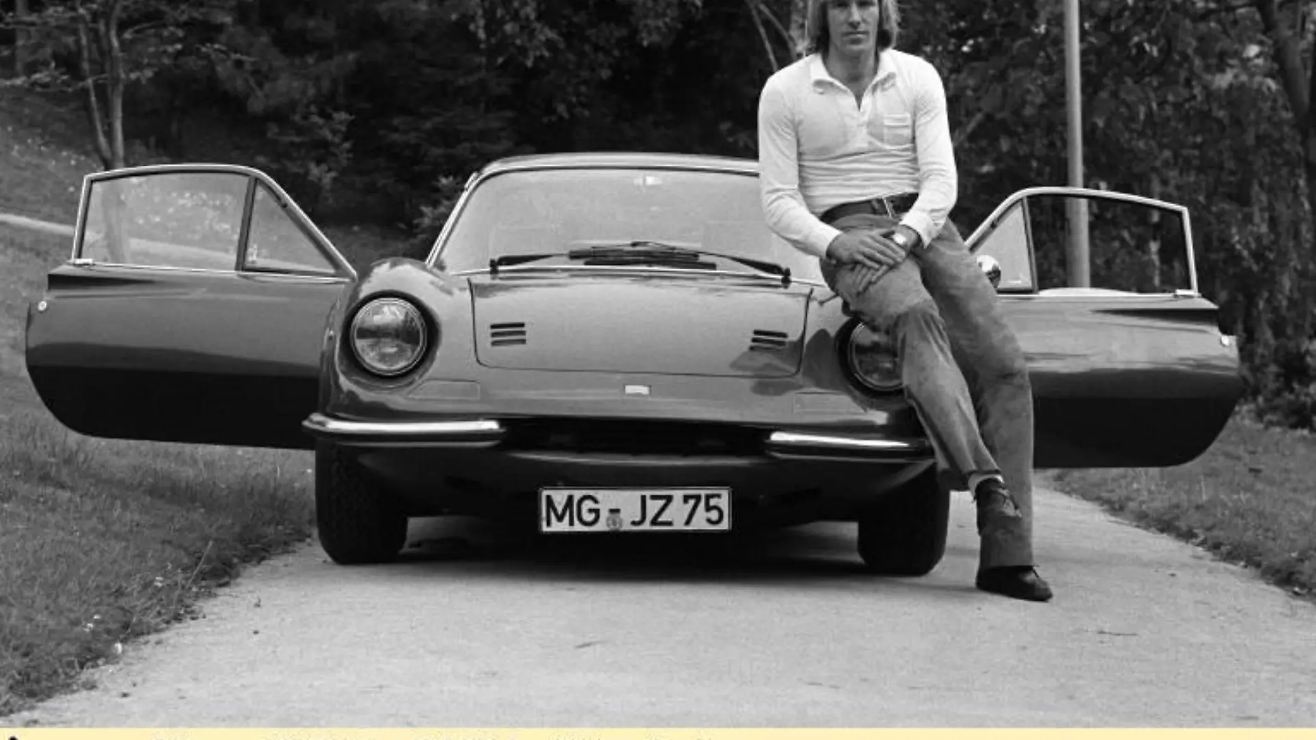 Bildnummer: 01074995 Datum: 06.07.1971 Copyright: imago/Sven SimonGünter Netzer (Gladbach) auf seinem Ferrari Dino 246 GT - Der Mann hat eben Stil ...; Günther, Vneg, Vsw, quer, Kleidung, Outfit, privat, Auto, Automobil, PKW, Fahrzeug, Luxus, luxuriös, Wohlstand, Lebemann Saison 1971/1972, Borussia Mönchengladbach, Shooting, Fotoshooting, Fototermin Mönchengladbach Fußball 1. BL Herren Mannschaft Deutschland Totale Privatbild Personen Objekte