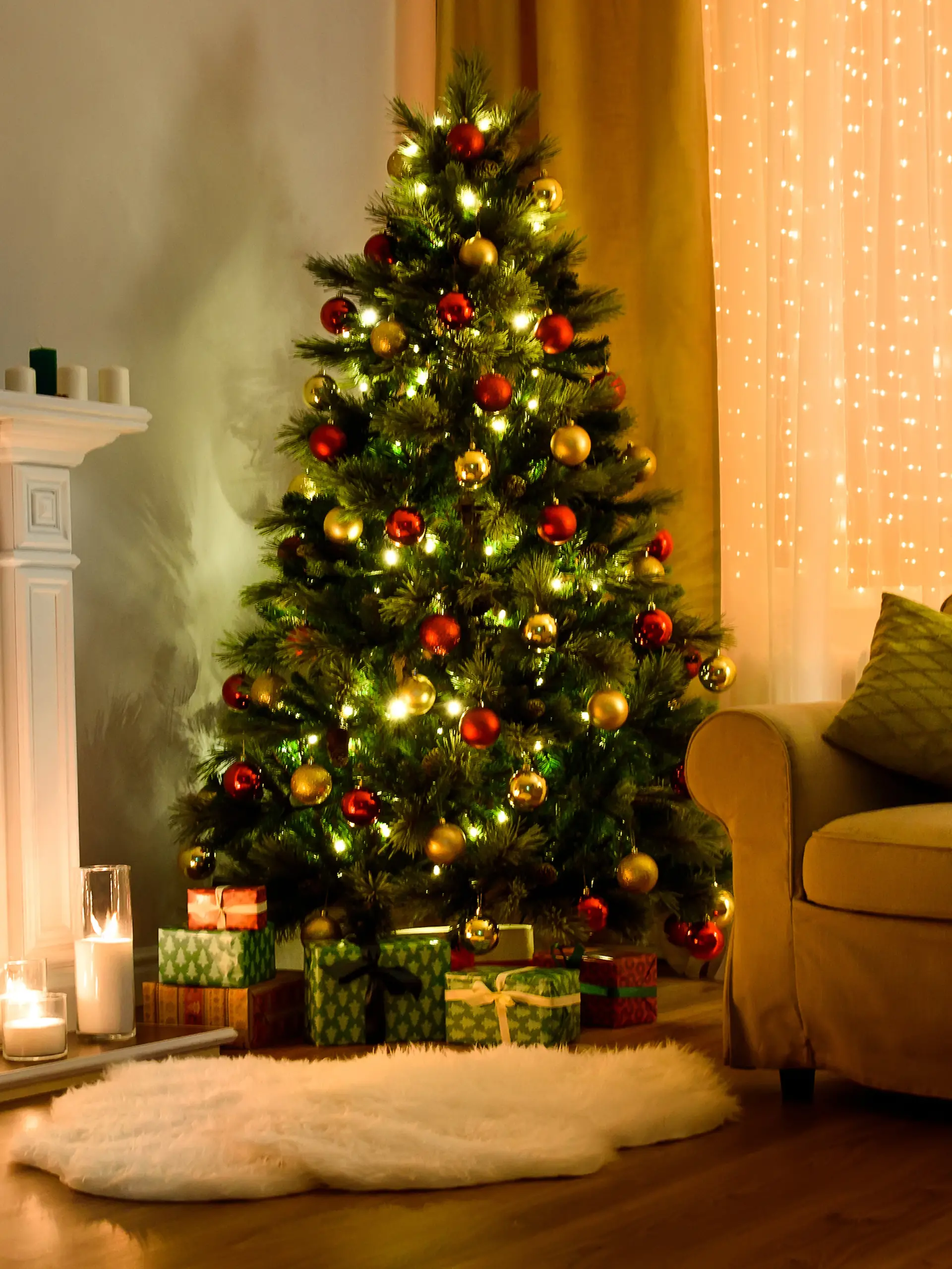 Für viele Familien gehört ein festlich geschmückter Weihnachtsbaum einfach zum Weihnachtsfest dazu. Doch 2026 könnte die schöne Tradition etwas teurer werden. (Symbolbild)