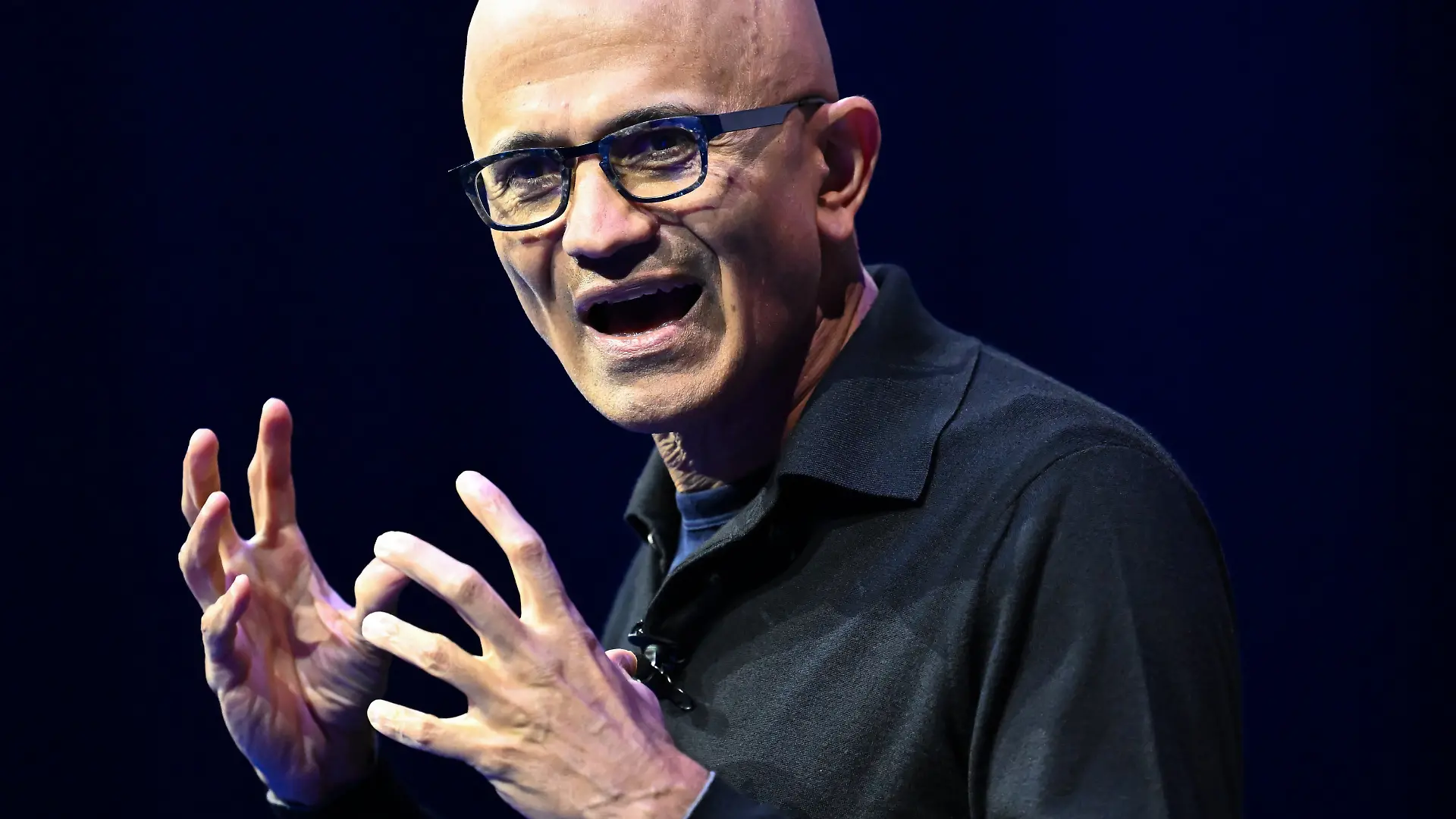 ARCHIV - 25.02.2026, Bayern, München: Satya Nadella, CEO von Microsoft, spricht während der Microsoft AI Tour auf der Bühne. (zu dpa: «Microsoft-Chef will «Notbremse» in Künstlicher Intelligenz») Foto: Sven Hoppe/dpa +++ dpa-Bildfunk +++