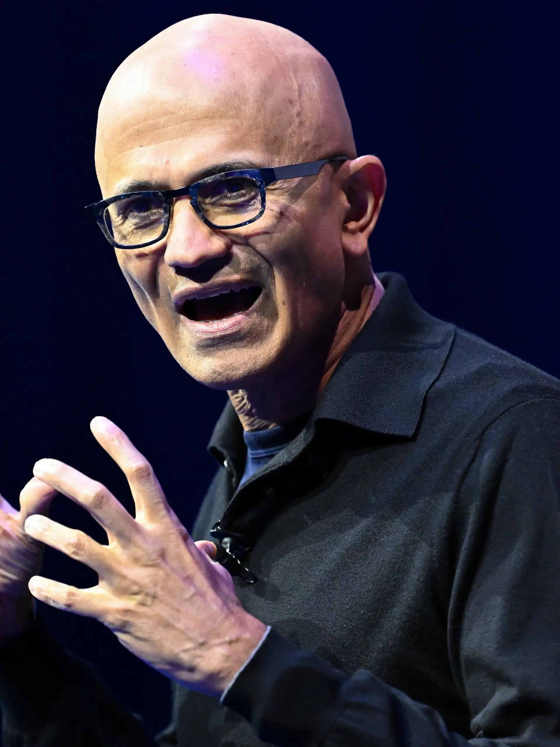 ARCHIV - 25.02.2026, Bayern, München: Satya Nadella, CEO von Microsoft, spricht während der Microsoft AI Tour auf der Bühne. (zu dpa: «Microsoft-Chef will «Notbremse» in Künstlicher Intelligenz») Foto: Sven Hoppe/dpa +++ dpa-Bildfunk +++