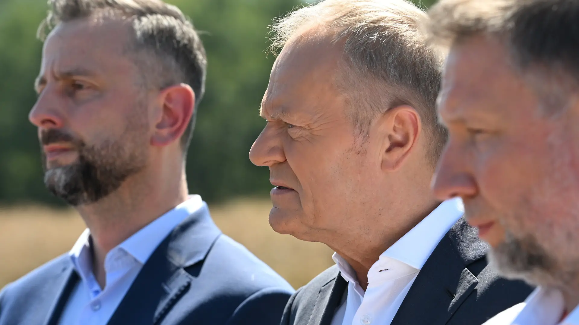 (L-r): Der polnische Verteidigungsminister Władysław Kosiniak-Kamysz, Ministerpräsident Donald Tusk und Innenminister Marcin Kierwinski nehmen an einer Pressekonferenz im Dorf Tarnawa-Kolonia im Osten Polens teil. Der polnische Ministerpräsident Donald Tusk bestätigte, dass am frühen Morgen des 30. Juli ein nicht identifiziertes Projektil in einem unbewohnten Gebiet in der Nähe von Tarnawa-Kolonia in der Woiwodschaft Lublin eingeschlagen und explodiert sei und dabei einen 10 Meter großen Krater hinterlassen habe, Nachdem das polnische Einsatzkommando (DORSZ) um 3:40 Uhr Ortszeit während intensiver russischer Angriffe auf die benachbarte Ukraine ein unbekanntes Objekt beim Eindringen in den polnischen Luftraum entdeckt hatte. +++ dpa-Bildfunk +++