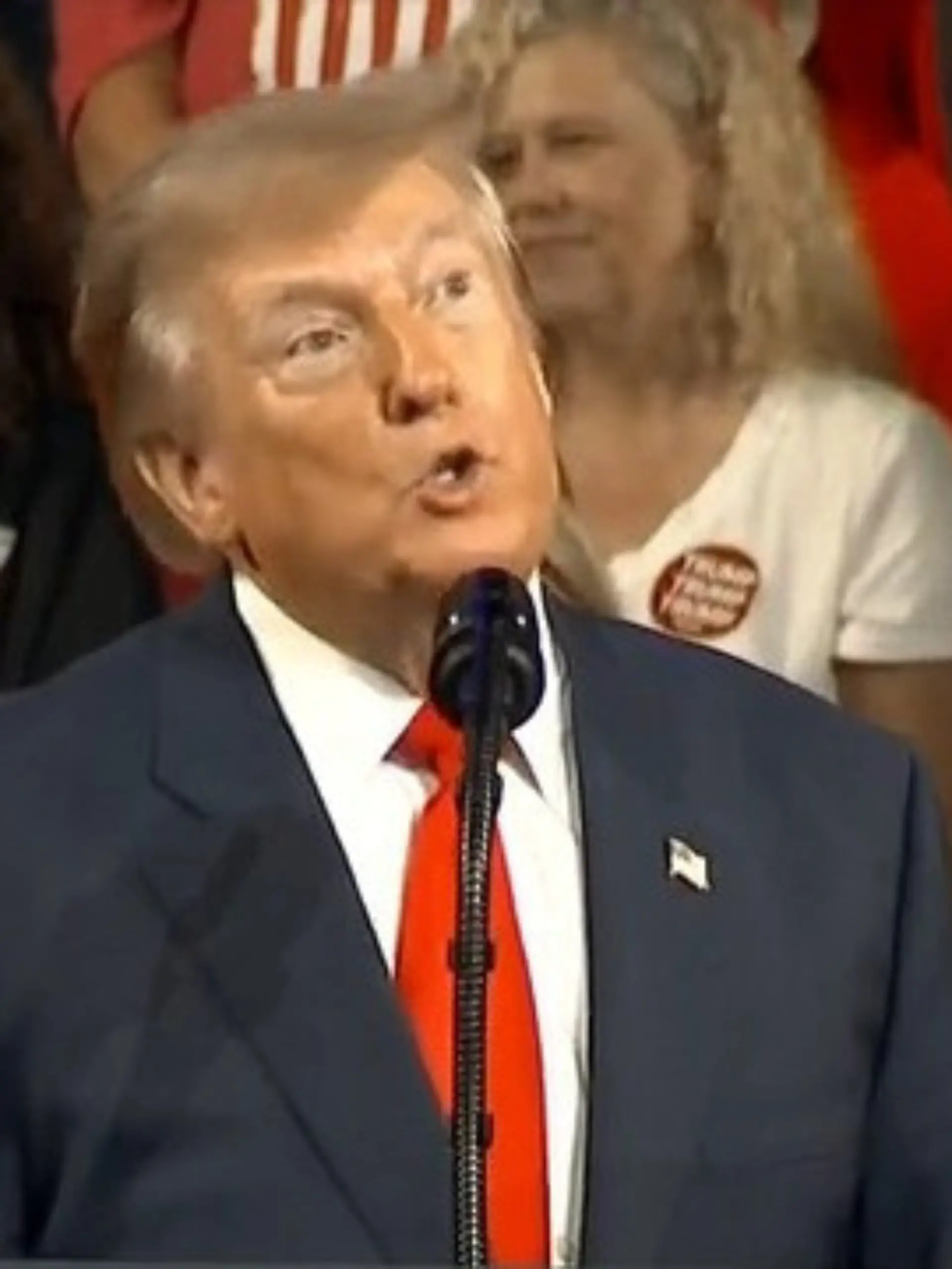 Bild zu: "Applaus für „dümmste Dinge"? Trump verhöhnt eigene Wähler – die reagieren SO!"