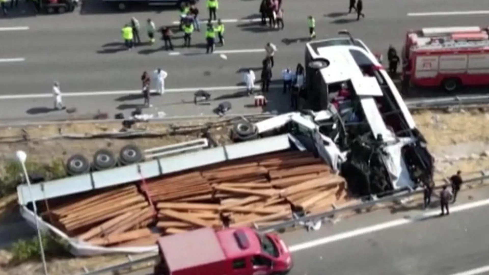 Reisebus kollidiert mit Lkw – mindestens elf Tote und zahlreiche Verletzte! Horror-Crash in der Türkei