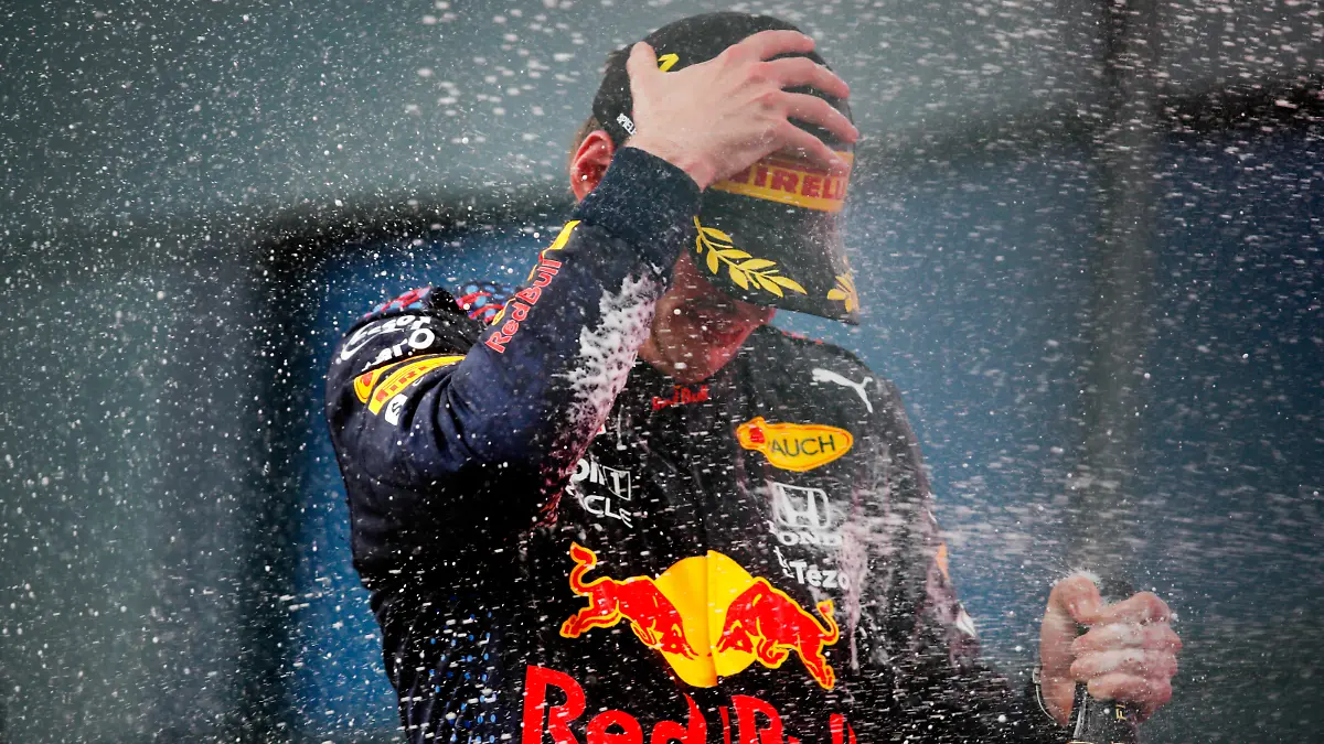 Sport Bilder des Tages Formula 1 2021: Styrian GP RED BULL RING, AUSTRIA - JUNE 27: Max Verstappen, Red Bull Racing, 1st position, is sprayed with Champagne on the podium during the Styrian GP at Red Bull Ring on Sunday June 27, 2021 in Spielberg, Austria. Photo by Zak Mauger / LAT Images Images PUBLICATIONxINxGERxSUIxAUTxHUNxONLY GP2108_144059_54I5665