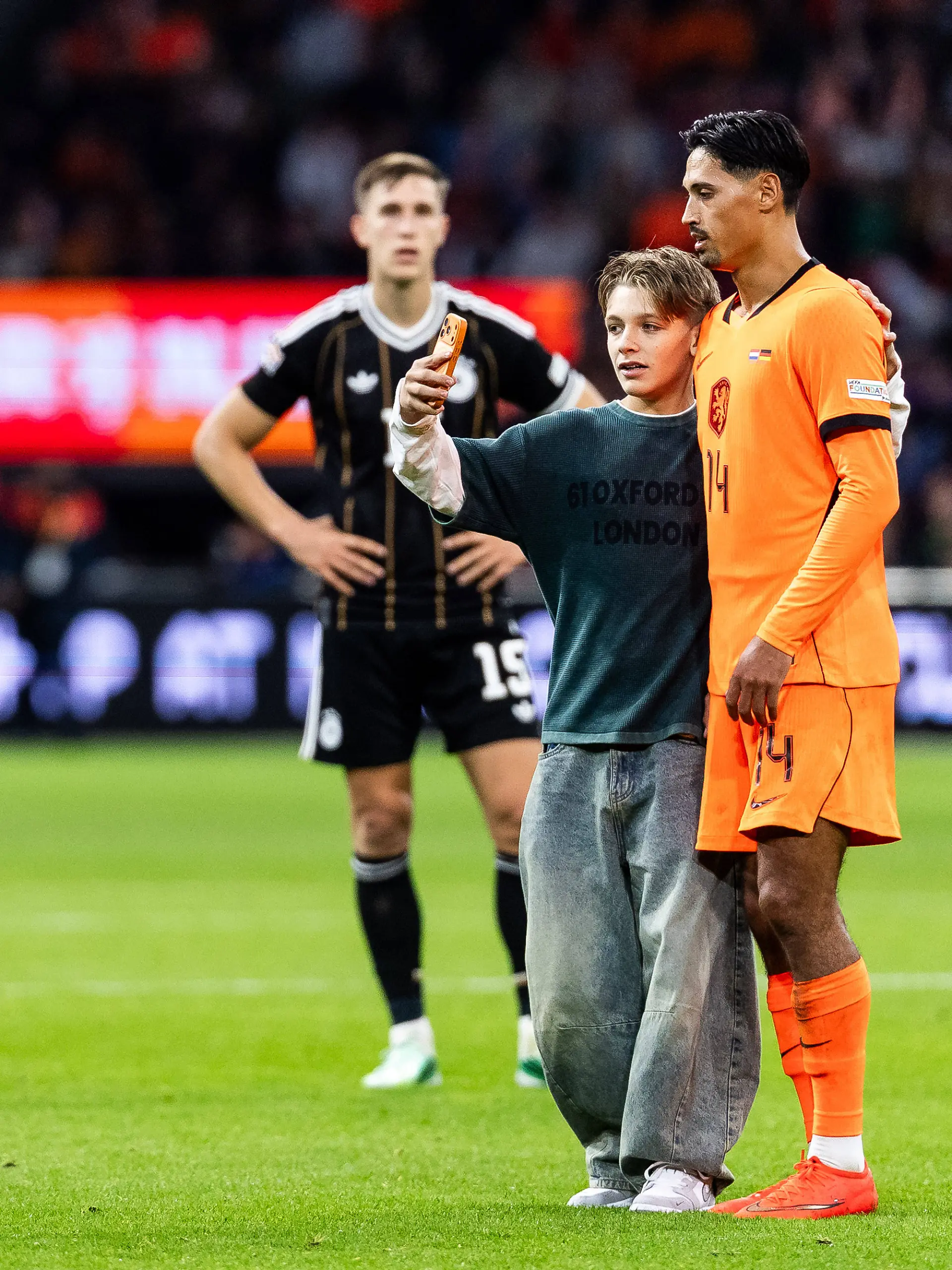 AMSTERDAM, NETHERLANDS - SEPTEMBER 24: A pitch invader running towards Tijjani ReijndersNetherlands, 14 to catch a selfie during the UEFA Nations League match between Netherlands vs. Germany at Johan Cruijff ArenA on matchday 1 of the UEFA Nations League on September 24, 2026 in Amsterdam, Netherlands. Netherlands Copyright: xSteffiexWunderlx
