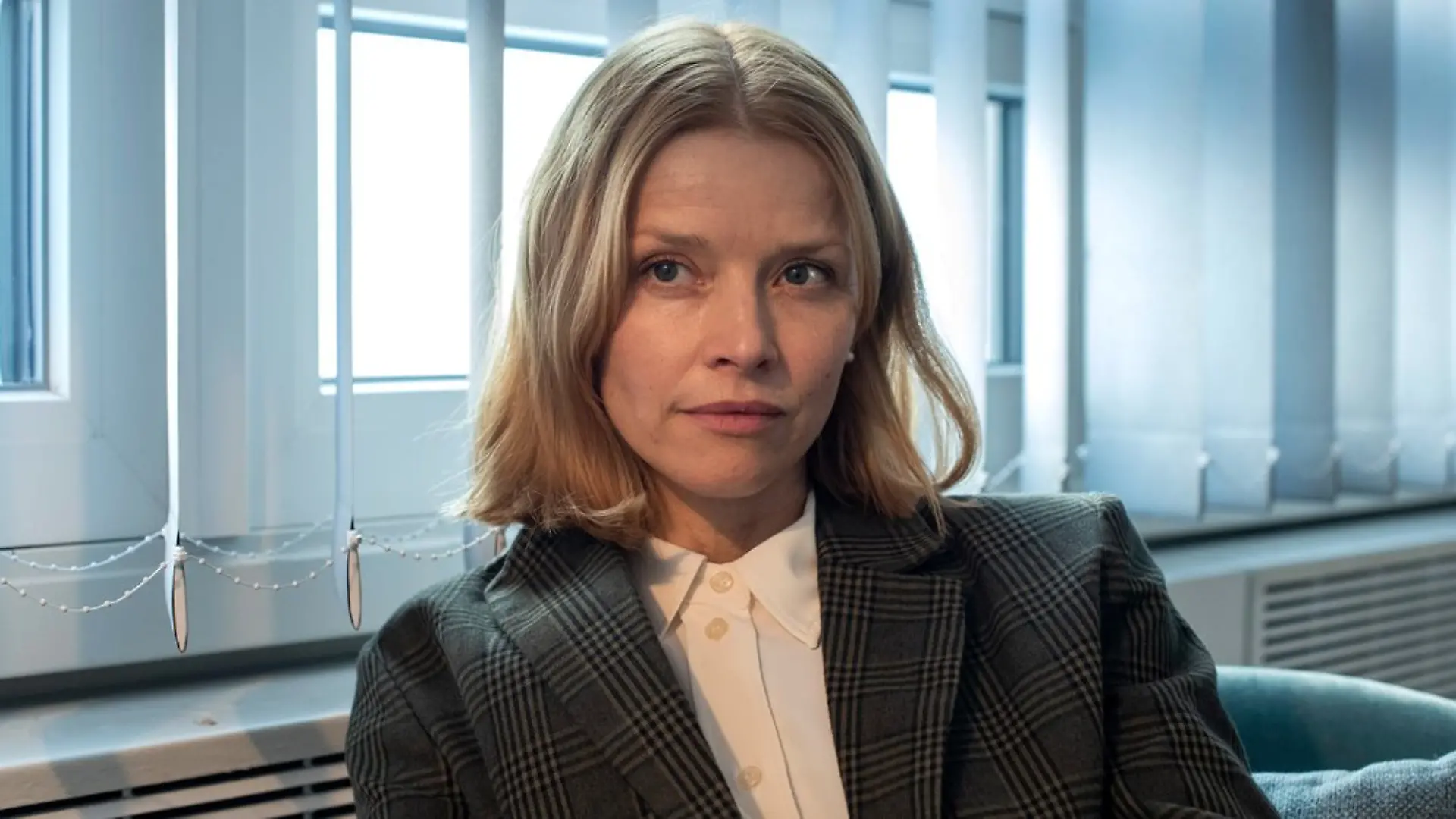 Karoline Schuch tritt als Polizeipsychologin Elli Krieger in "Tatort: Unter Freunden" noch etwas zugeknöpft auf.
