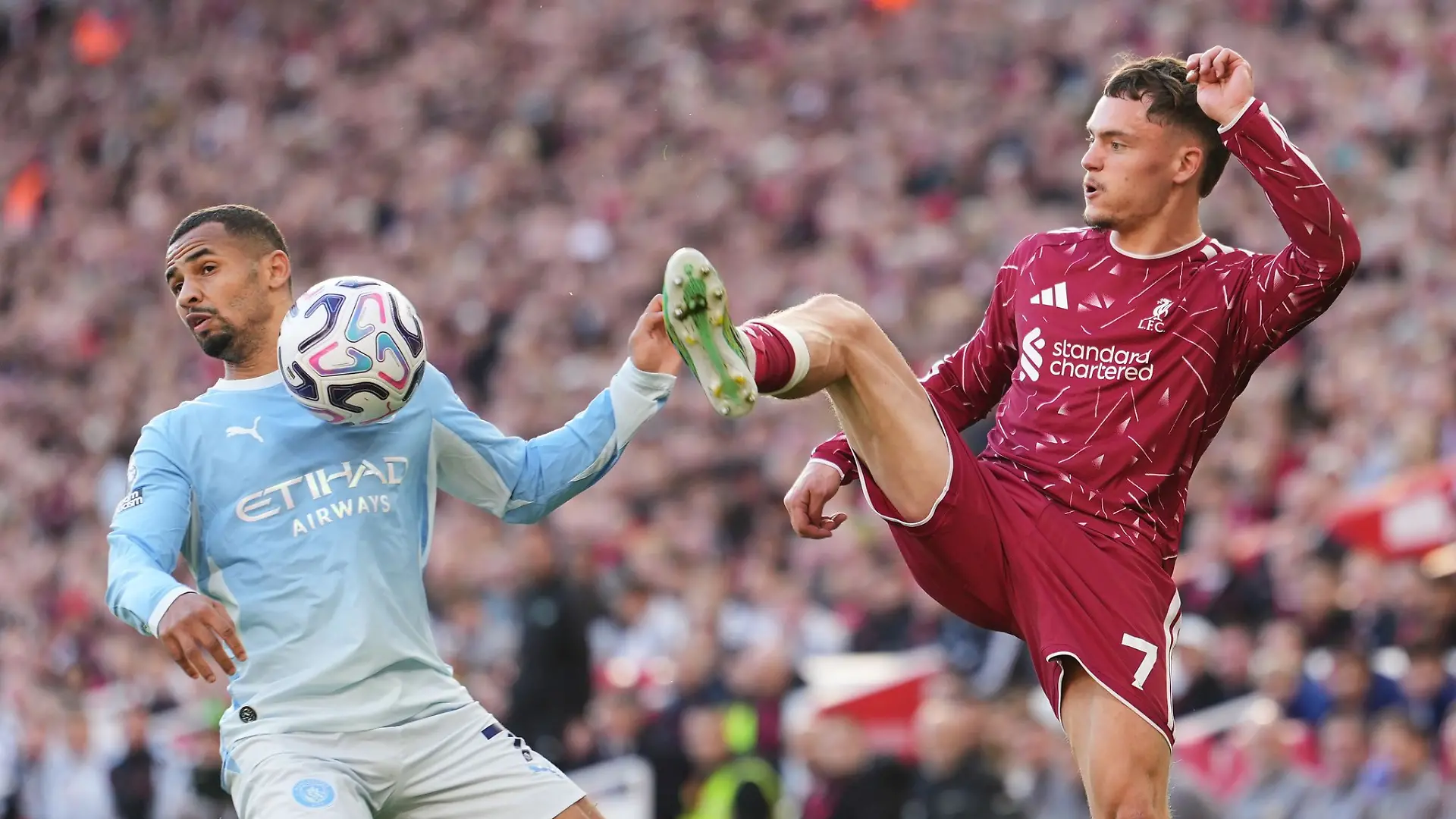 Der deutsche Nationalspieler Florian Wirtz (r) vom FC Liverpool beim Heimspiel gegen Manchester City und Iliman Ndiaye.