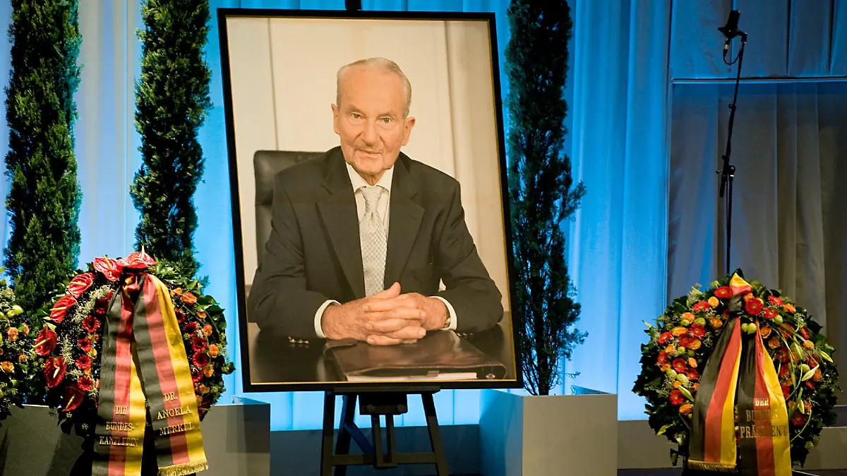 Ein Foto des verstorbenen Bertelsmann-Patriarchen Reinhard Mohn steht am Freitag (16.10.2009) in Gütersloh vor der offizielle Trauerfeier zwischen Kränzen der Bundeskanzlerin und des Bundespräsidenten. Mohn war im Alter von 88 Jahren gestorben. Er hatte Bertelsmann zu Europas größtem Medienkonzern gemacht. Foto: Bernd Thissen dpa/lnw +++(c) dpa - Bildfunk+++
