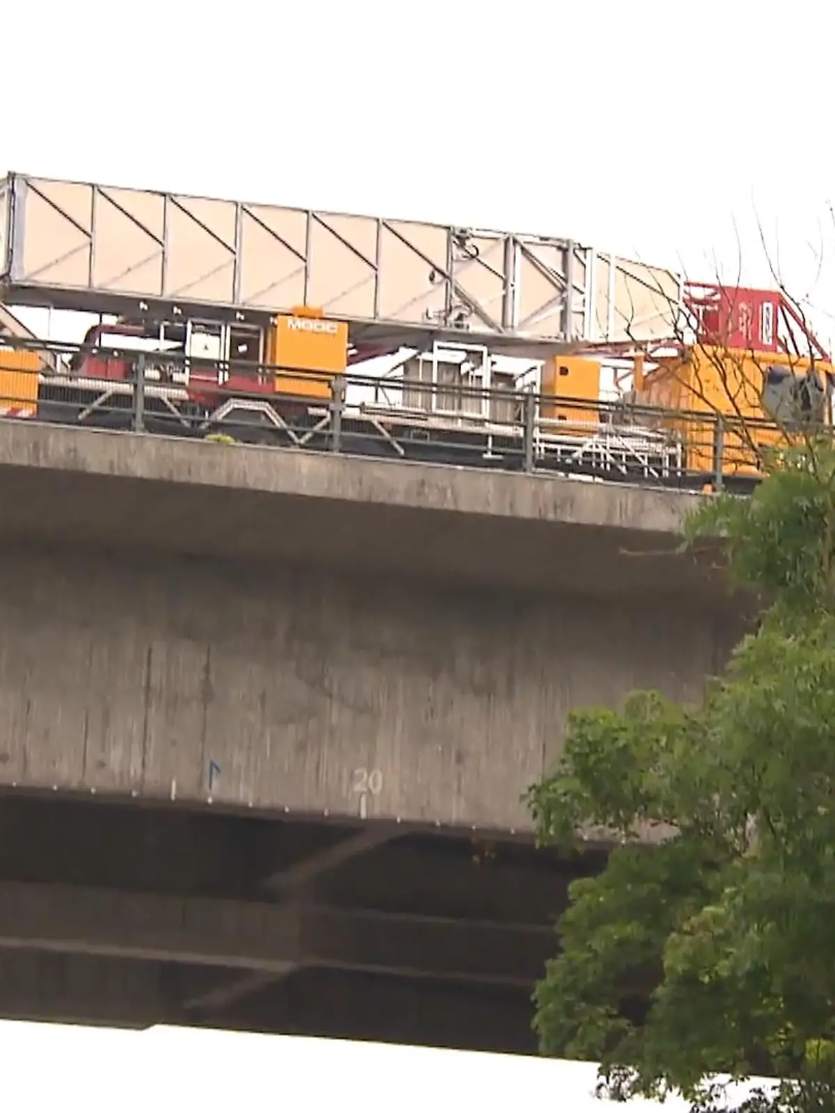 Es ist wirklich ein Drama, das sich aktuell auf und um die Salzbachtalbrücke in Wiesbaden abspielt. Erst wurde die Brücke gesperrt, weil sich ein Pfeiler verschoben hat und sich starke Risse bildeten. Jetzt die Entscheidung: Die Brücke soll in den nächsten zwei Monaten gesprengt werden. Für die Pendler bedeutet das monatelang längere Fahrzeiten und große Umwege. Doch wie konnte diese Brücke überhaupt zur lebensgefährlichen Zone werden? Experten haben die Hitzewelle im Juni in Verdacht.
