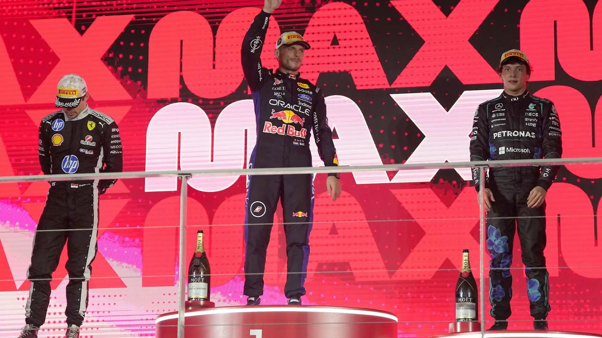 Max Verstappen (M) ist in Singapur wieder der Alte.