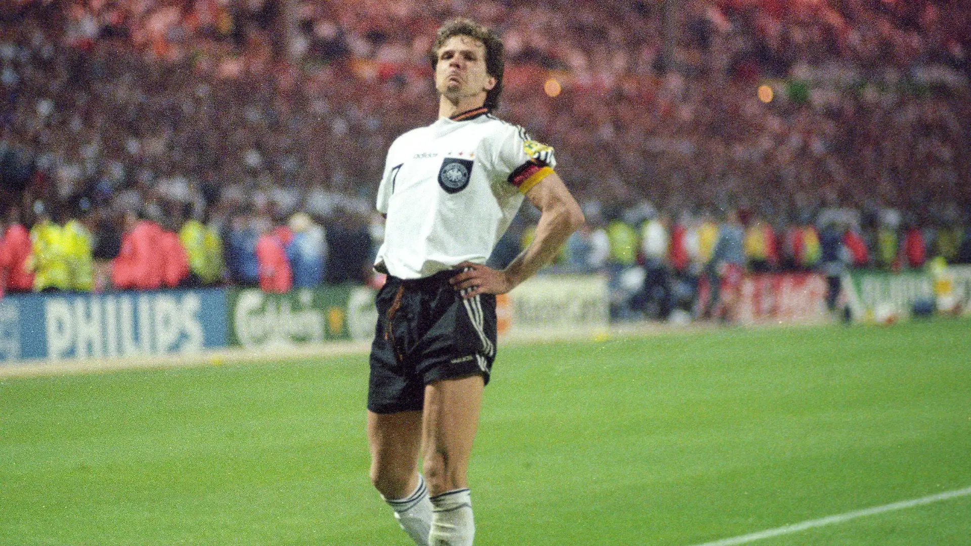 Europameisterschaft 1996 Halbfinale: Deutschland - England 7:6 n.E./26.06.1996. Andreas Andy Möller (Deutschland) in arroganter Jubelpose vor dem englischen Fanblock nach seinem verwandelten Elfmeter. HM
European Championship 1996 Semi-finals Germany England 7 6 n E 26 06 1996 Andreas Andy Moeller Germany in Pose jubilation before the English Fanblock After his transformed Penalty HM