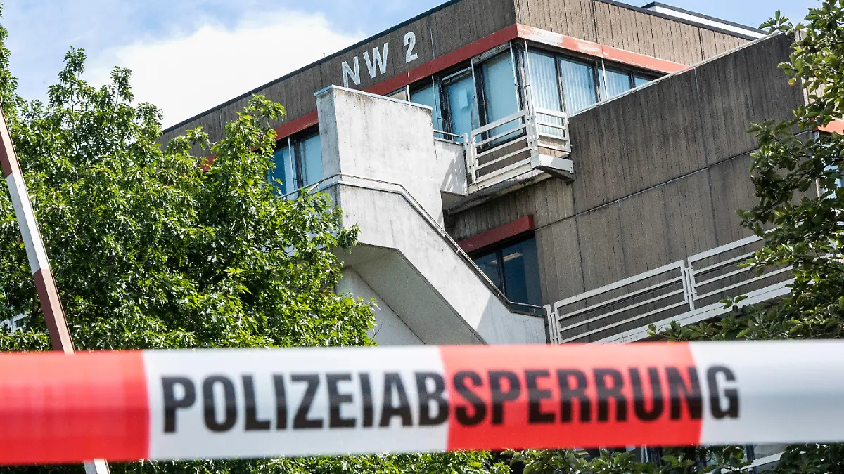 ARCHIV - 31.07.2020, Bremen: Flatterband der Polizei sperrt das Gebäude NW 2 ab, auf dessen Dach sich ein Verdächtiger geflüchtet hat. Am 01.02.2021 beginnt in der Hansestadt der Prozess gegen einen 64-Jährigen wegen versuchten Mordes an der Universität Bremen. Foto: Christina Kuhaupt/dpa +++ dpa-Bildfunk +++