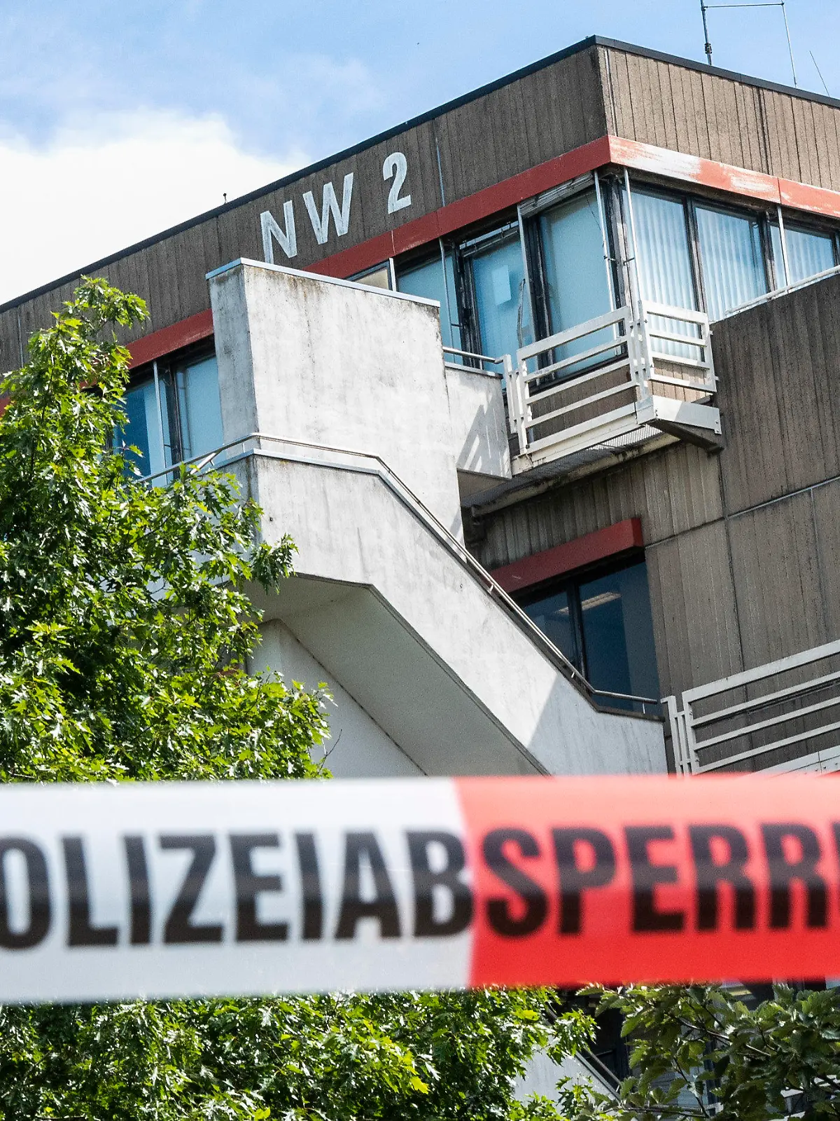 ARCHIV - 31.07.2020, Bremen: Flatterband der Polizei sperrt das Gebäude NW 2 ab, auf dessen Dach sich ein Verdächtiger geflüchtet hat. Am 01.02.2021 beginnt in der Hansestadt der Prozess gegen einen 64-Jährigen wegen versuchten Mordes an der Universität Bremen. Foto: Christina Kuhaupt/dpa +++ dpa-Bildfunk +++