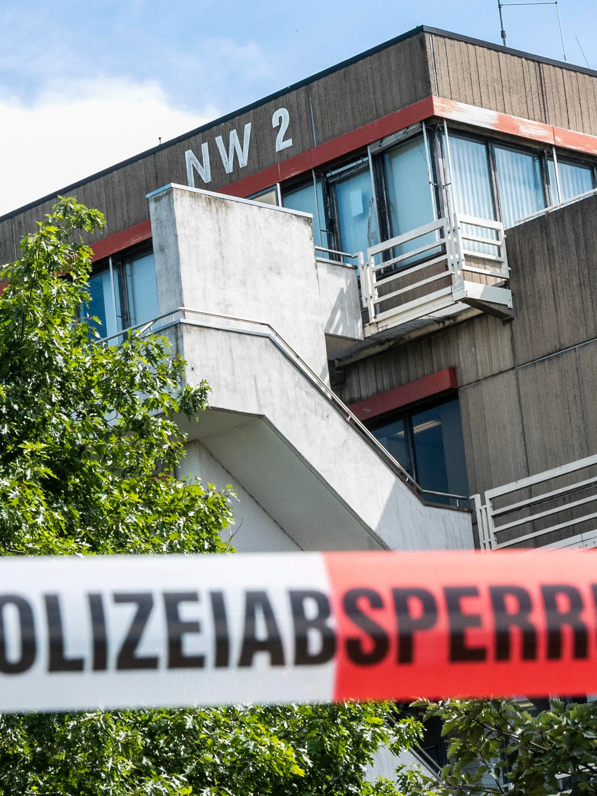 ARCHIV - 31.07.2020, Bremen: Flatterband der Polizei sperrt das Gebäude NW 2 ab, auf dessen Dach sich ein Verdächtiger geflüchtet hat. Am 01.02.2021 beginnt in der Hansestadt der Prozess gegen einen 64-Jährigen wegen versuchten Mordes an der Universität Bremen. Foto: Christina Kuhaupt/dpa +++ dpa-Bildfunk +++
