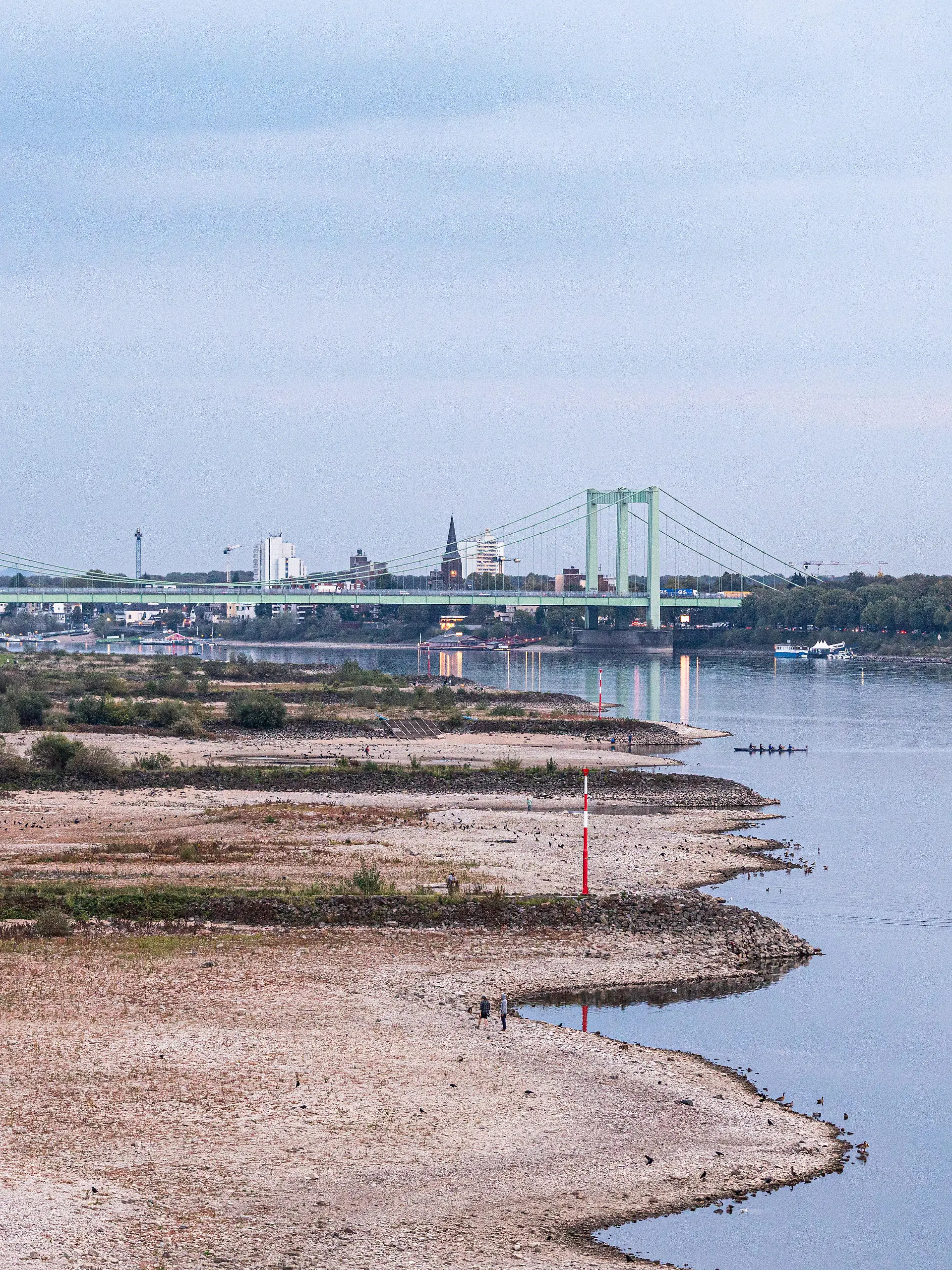 Blick von der Eisenbahn-Südbrücke in Köln rheinaufwärts Richtung Süden auf die Rodenkirchener Autobahnbrücke (A4). Im Vordergrund liegt das Flussbett großflächig trocken. Der Pegel Köln liegt mit 43 cm auf Rekordniveau, nur wenig über dem Tiefstwert von 40 cm. Ab Donnerstag leitet eine Regenfront den Herbst ein und bringt den Pegeln erste Entspannung.