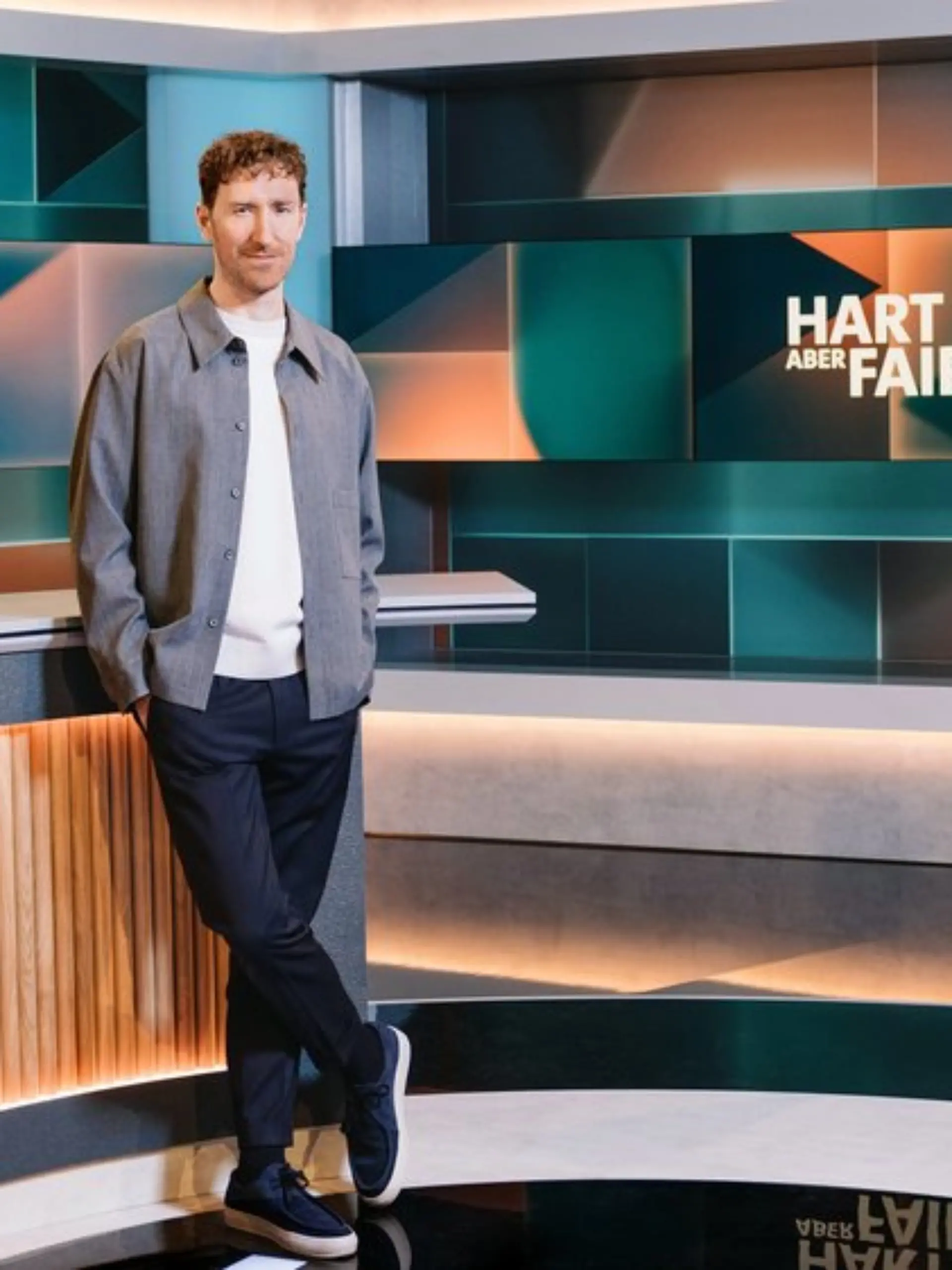 Louis Klamroth diskutiert montags in seiner ARD-Talkshow "Hart aber fair" mit prominenten Gästen.