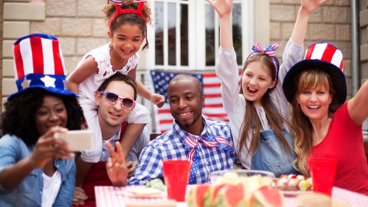 Zwei US-amerikanische Familien feiern im Garten den Nationalfeiertag "Fourth of July" in den USA.